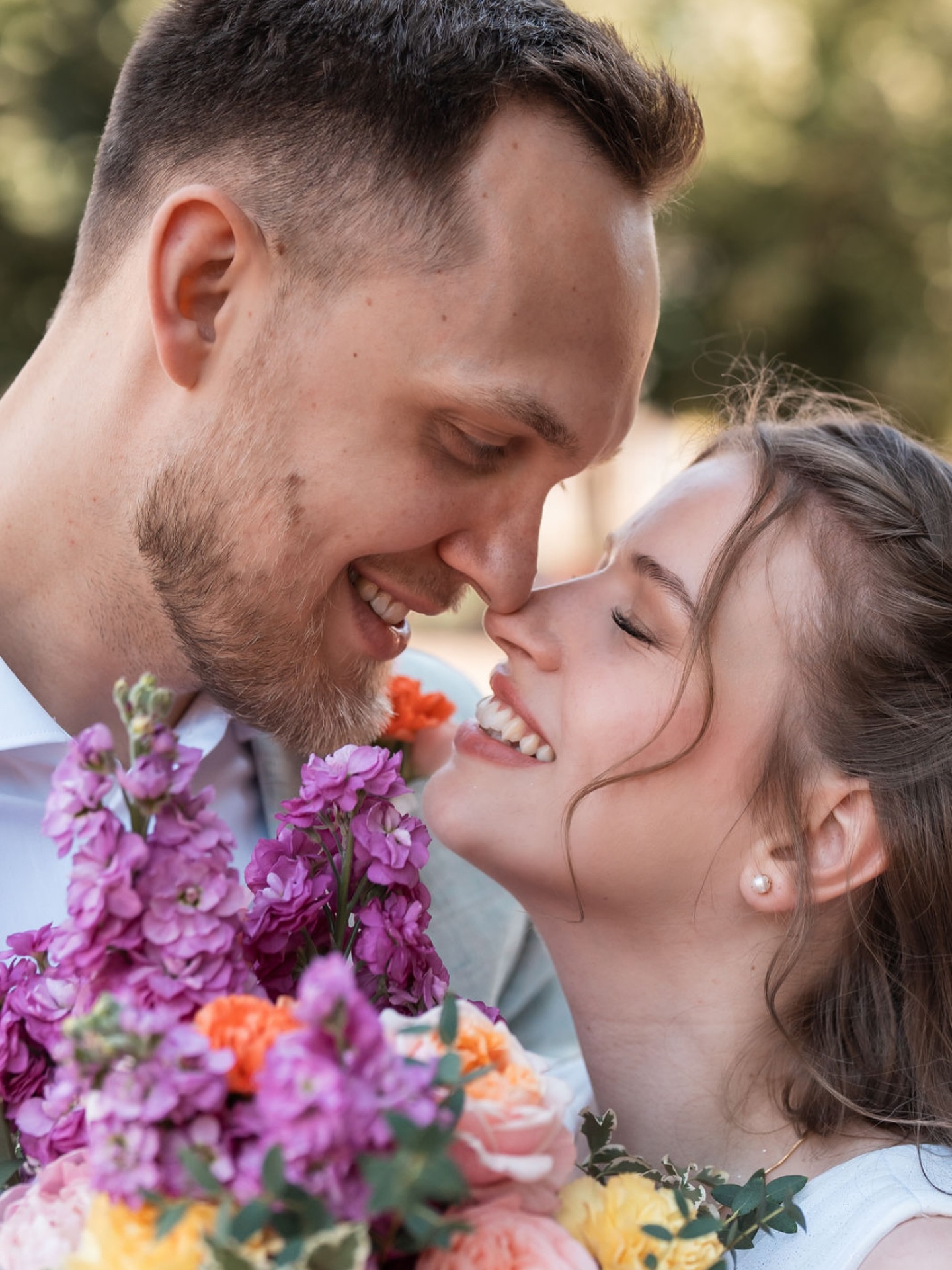 Wir wissen auch nicht, wie man so gut aussehen und dabei so entspannt wirken kann.
Bei all dem Trubel um sie herum sind die zwei einfach ganz bei sich geblieben und das hat man in jedem Moment gespürt. 🥂
#hochzeitsfotografie #brautpaarliebe #brautportrait #bridallook #groomstyle #sommerhochzeit #authentischehochzeit #weddingvibes #modernbride #pippagrafie #hochzeit2025 #bridetobe2025 #hochzeitsfotos #portraitfotografie