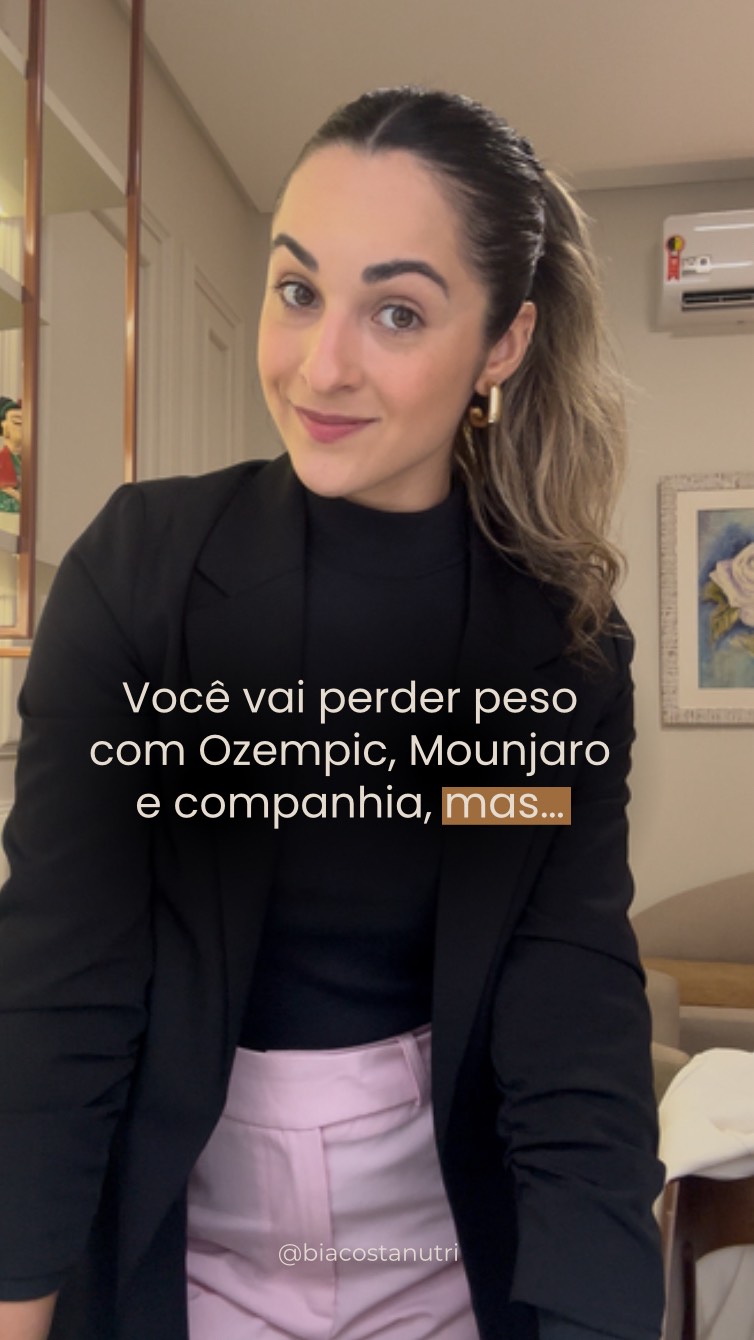 Não sou contra a medicação, em alguns casos ela melhora SIM a qualidade de vida da pessoa, MAS existem diversos casos sem necessidade do uso do medicamento, buscando atalhos para perder peso.
E pode até te fazer perder peso, mas não faz o principal, mudar sua relação com a comida!
E se você não muda o seu comportamento alimentar, sinto muito em te dizer… você só gastou dinheiro e piorou seu metabolismo…
Já envia esse vídeo para quem está pensando em tomar, que você acha que não precisa…