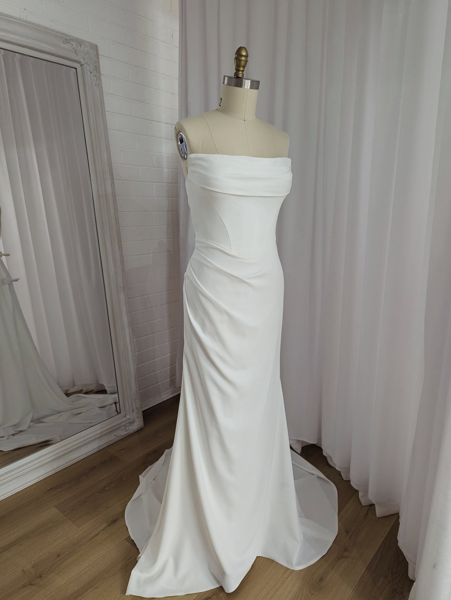 A quick snap on the way out the door… but some gowns don’t need a filter.
This classic beauty is all clean lines, soft draping, and quiet confidence — a timeless silhouette for the modern bride. 🤍
#LoveMeTwice #ClassicBride #MinimalBridal #TimelessGown #PrelovedWeddingDress #BridalStyle #SustainableBride #MelbourneBridal #EffortlessElegance #ModernRomance