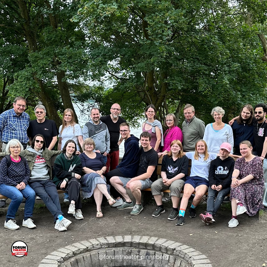 Ein Probenwochenende und plötzlich fühlt sich alles ganz nah an. Die Rollen, die Szenen, die Menschen. 🌿🎭
Mitten im Sommer sind wir für „Ein Mittsommernachtstraum“ zusammengekommen, um zu proben und als Ensemble zusammenzuwachsen. Und was sollen wir sagen? Es hat funktioniert.
Ob bei den Paar-Szenen am See, in den witzigen Proben mit den Handwerkern, bei Gesprächen am Lagerfeuer oder morgens um 7 beim ersten Bad im See – überall war da dieses Gefühl: Da passiert gerade was.
Man lernt sich kennen, man versteht sich besser, und auf einmal ist da nicht nur eine Gruppe, sondern ein echtes Team.
Am Sonntag stand eine erste Durchlaufprobe an. Und danach war da dieser Moment: kurze Stille… dann sagte Birte, unsere Regisseurin – halb erstaunt, halb überwältigt:
„Ich fühl mich ein bisschen blöd… weil das war geil.“
Ein ehrliches, spontanes und vielleicht das schönste Fazit, das ein Probenwochenende hinterlassen kann.
Danke an alle, die dabei waren… an die, die mehrmals anreisten, an alle, die organisiert, betreut, begleitet, geprobt und getragen haben. Dieses Wochenende war besonders. Und es war ein Versprechen: da kommt noch was. 💛
#forumtheaterpinneberg #probenwochenende #ensemble #einmittsommernachtstraum #theaterleben #30jahreforumtheaterpinneberg #shakespeare