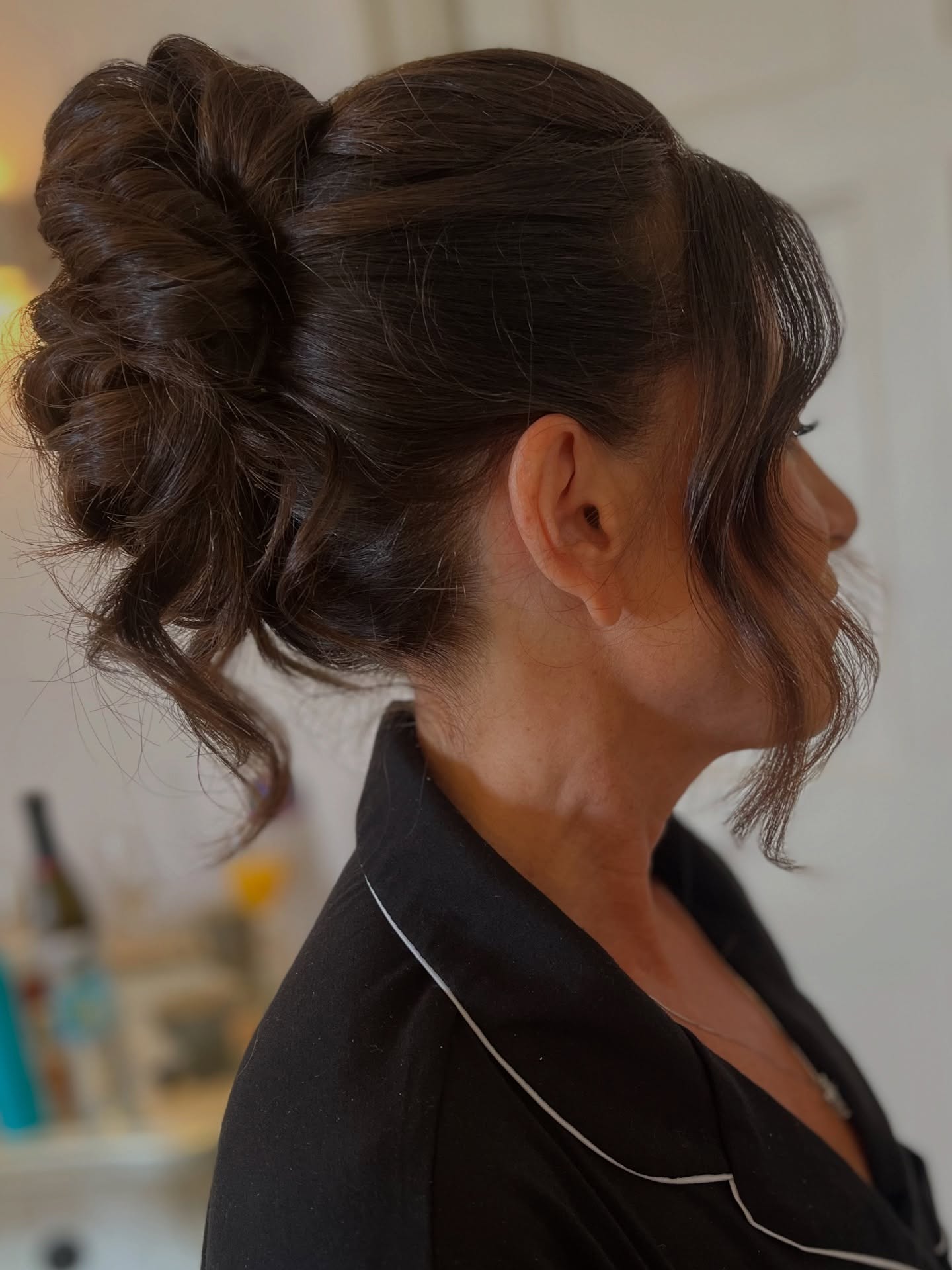 A moment for this glam textured updo for this gorgeous mother of the bride 💕
Soft waves, sculpted volume and timeless elegance. The perfect compliment to a dreamy day at @thepennestate, Because mums deserve to feel just as special on the big day.
#pammyupdo #motherofthebridehair #texturedupdo #bridalpartyhair #dorsetweddingsuppliers #dorsetweddinghair
