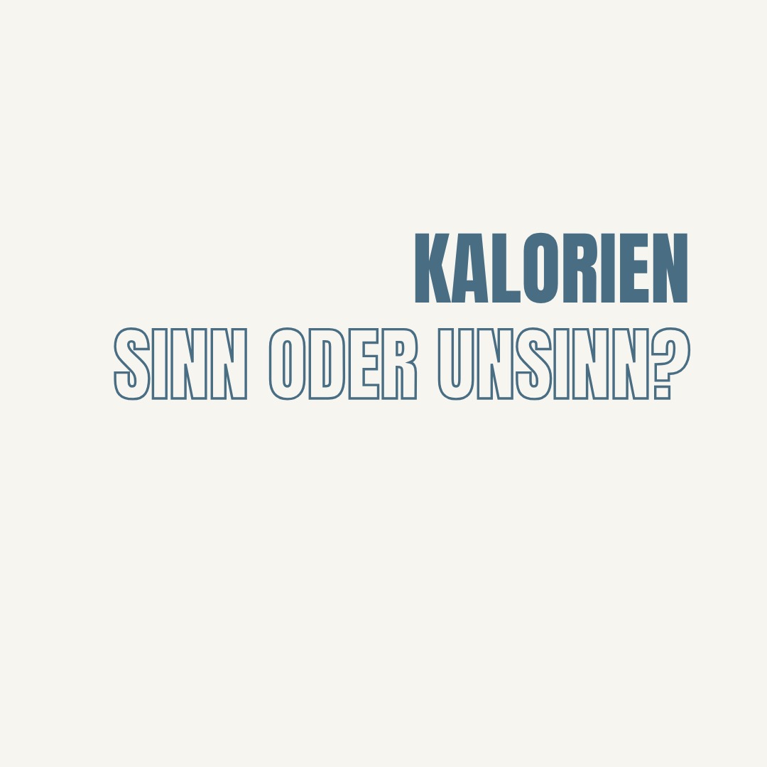 🤯 Was du über Kalorien wissen musst:
📍 Seit wann gibt es Kalorien?
Die Kalorie wurde im 19. Jahrhundert als Mass für Wärmemenge eingeführt – in der Physik, nicht in der Ernährungsmedizin. Ursprünglich diente sie dazu, Maschinen zu betreiben. Nicht um Körper zu verändern und optimieren.
📍 Was misst die Kalorie eigentlich?
→ Wie viel Wärme bei der Verbrennung eines Lebensmittels entsteht - im Labor.
ABER dein Körper ist kein Verbrennungsofen.
Du bist ein Hormonwesen mit Nervensystem, Zyklus, Emotionen & Alltag.
📍 Weshalb Kalorien trotzdem manchmal hilfreich sind:
✔ Orientierung bei Sport, Krankheit oder zum Bewusstmachen von Mustern. Sowie als Unterstützung bei der Bildung von neuen Routinen.
❌ Aber keine echte Aussage über Gesundheit, Nährstoffe oder Sättigung
💣 Kalorien ≠ Nährwert
500 kcal aus Chips sind nicht dasselbe wie 500 kcal aus Süsskartoffel, Lachs & Avocado.
Kalorien sagen nichts über:
Vitamine & Mineralstoffe
Sättigung & Hormonbalance
Entzündungshemmung oder Darmgesundheit
🔁 Was Kalorienzählen mit deinem Körper macht:
Fördert Kontrolle statt Verbindung, es löst Stress aus.
Ignoriert echte Körpersignale
Triggert Angst, Schuld, Vergleiche
Verankert die Illusion: „Nur wenn ich klein bin, bin ich gut genug.“
🧭 Was du stattdessen brauchst:
❌ Weniger Kontrolle
✅ Mehr Verbindung
❌ Weniger Verbote
✅ Mehr Nährstoffe
✨ Und das Wichtigste:
Wenn dein Körper sich sicher fühlt – lässt er los.
Wenn du ihn fütterst, statt ihn zu bekämpfen, beginnt Heilung.
Kalorien heilen nicht. Verbindung tut es.
Alle Glaubenssätze zum Thema "Kalorien" loslassen zu wollen braucht Zeit und Geduld. Bitte lass dich nicht unter Druck setzen und höre auf deinen Körper. Versuche wieder hin zu hören, er weiss, was er braucht.
❤️Coming soon: Lerne in der MRC Academy, wie du dich wieder ernähren kannst – mit Hirn, Herz & Bauchgefühl.
Weg vom Kontrollzwang. Hin zu echter Gesundheit.
#mrcacademy #wholefood#ernährungfürfrauen #zyklusgerechtessen #nährstoffdichte
#kalorienlüge #intuitivessen#nährstoffe #ballaststoffen#gesundgeniessen #coachingfürfrauen #körperverbindung
#essenmitkopfherzbauch #diätfrei #hormonbalance #zykluswissen