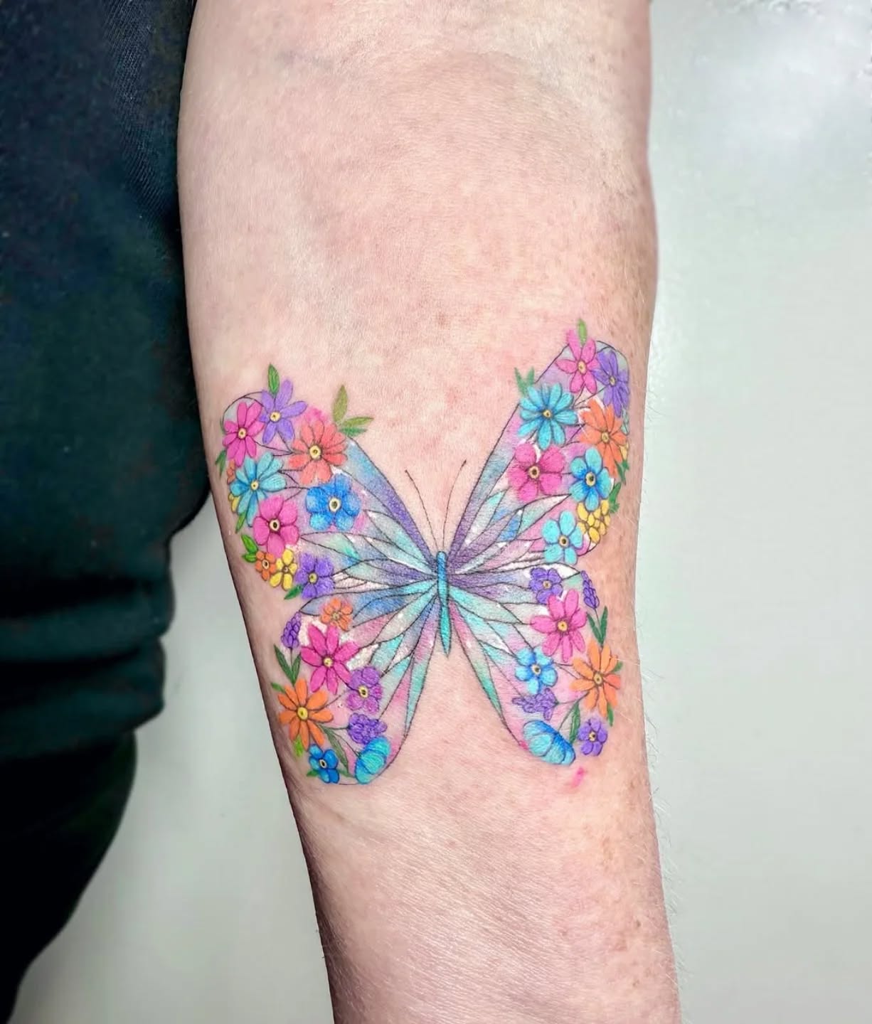 @luzrojatatuajes made this lovely stained glass butterfly ๐ฆ
Find her @raventhorn.manor.tattoo