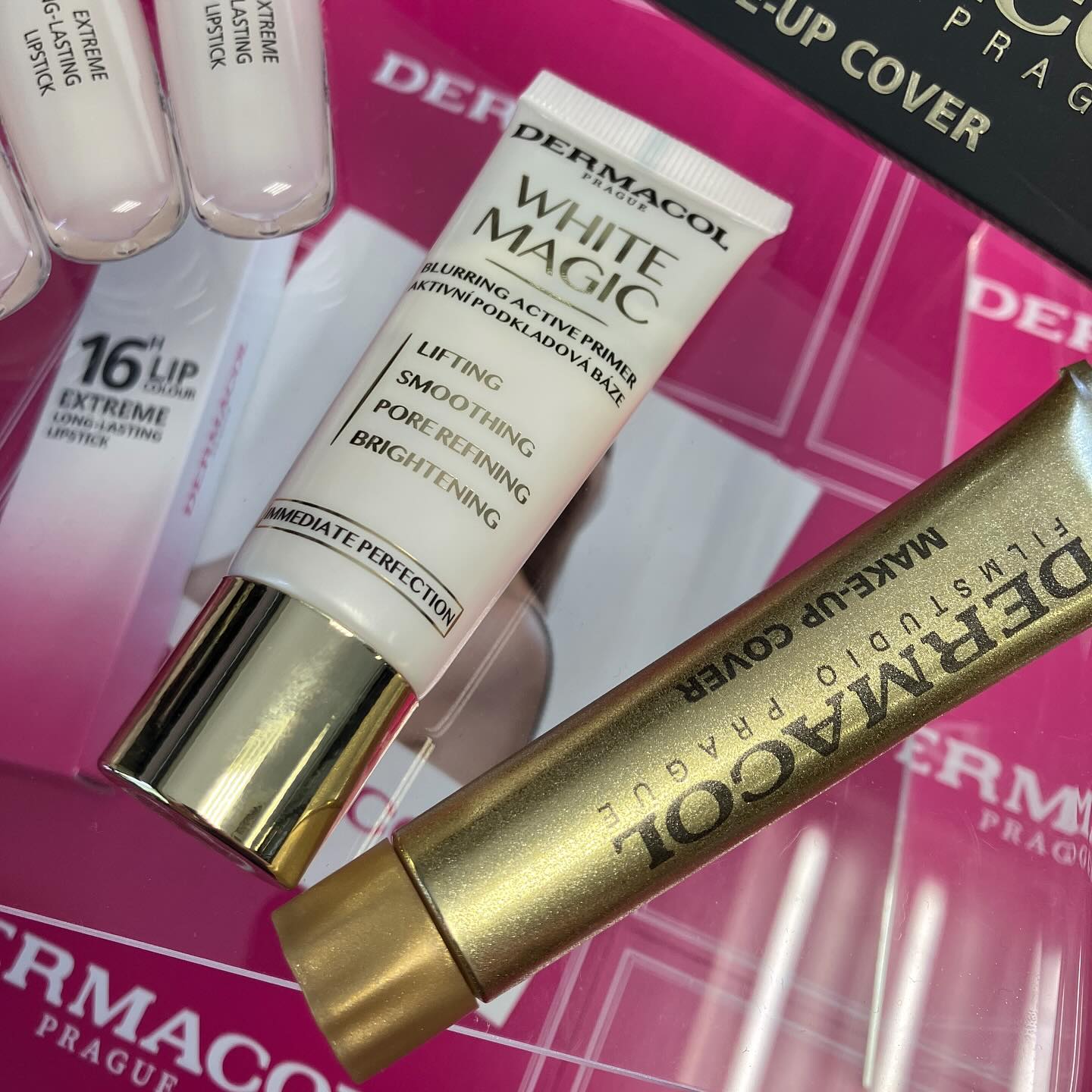 こんにちは!DERMACOL JAPANです🩷
ダーマコールジャパン公式ショップでは、ダーマコールの魅力たっぷりのアイテムを販売中✨
ホワイトマジックメイクアップベースとメイクアップカバーが相性抜群!
下地で毛穴を目立たなくし、トーンアップした均一な肌に...
メイクアップカバーの驚くべきカバー力で、さらに美しい肌へと導きます👏🏻💖
バイオレチノールシリーズは、植物由来のレチノール類似成分を配合したスキンケア🌿
敏感肌のスタッフでも、荒れることなく使用できています。(⚠️個人差があります)
お肌のハリ、シミやシワに効果的で、一ヶ月ほどで効果を実感したお客様から嬉しいお声をいただいています♪
植物由来なので、紫外線を気にせずご使用いただけます!
ビタミンCとの併用もOK👍🏻
それでいて肌にやさしいので、イチオシのアイテムです。
保湿もしっかりしてくれますが、ベタつきは少ないので使いやすい😉
ご購入をお悩みの方は、アンチスポットセラムやアイクリームなど、取り入れやすいスキンケアを試してみるのをおすすめします💭
レチノール製品は少しお高いイメージもありますが、ダーマコールのバイオレチノールシリーズは手に取りやすい価格なんです!
ぜひ公式ショップを覗いてみてくださいね✅
そしてそして...
チェコ本社が出展している大阪万博でも大好評の〈16Hリップカラーシリーズ〉
現在は6色展開です💄🩷
イエベさんブルベさんに似合うお色味を揃えています!
1番人気は No.31✨
売り切れる前に要チェックです!
日本公式ショップでは、日本の安全基準を満たした商品のみ取り扱っております!
#dermacol#ダーマコール#dermacoljapan#ダーマコールジャパン#チェコ#チェコ共和国#チェココスメ#コスメ#dermacolfoundation#dermacolmakeupcover
#バイオレチノール#16hlipcolour#16Hリップカラー#ダーマコールメイクアップカバー#ホワイトマジックメイクアップベース#ハイカバー#ファンデーション#下地#プライマー#シミ#シワ