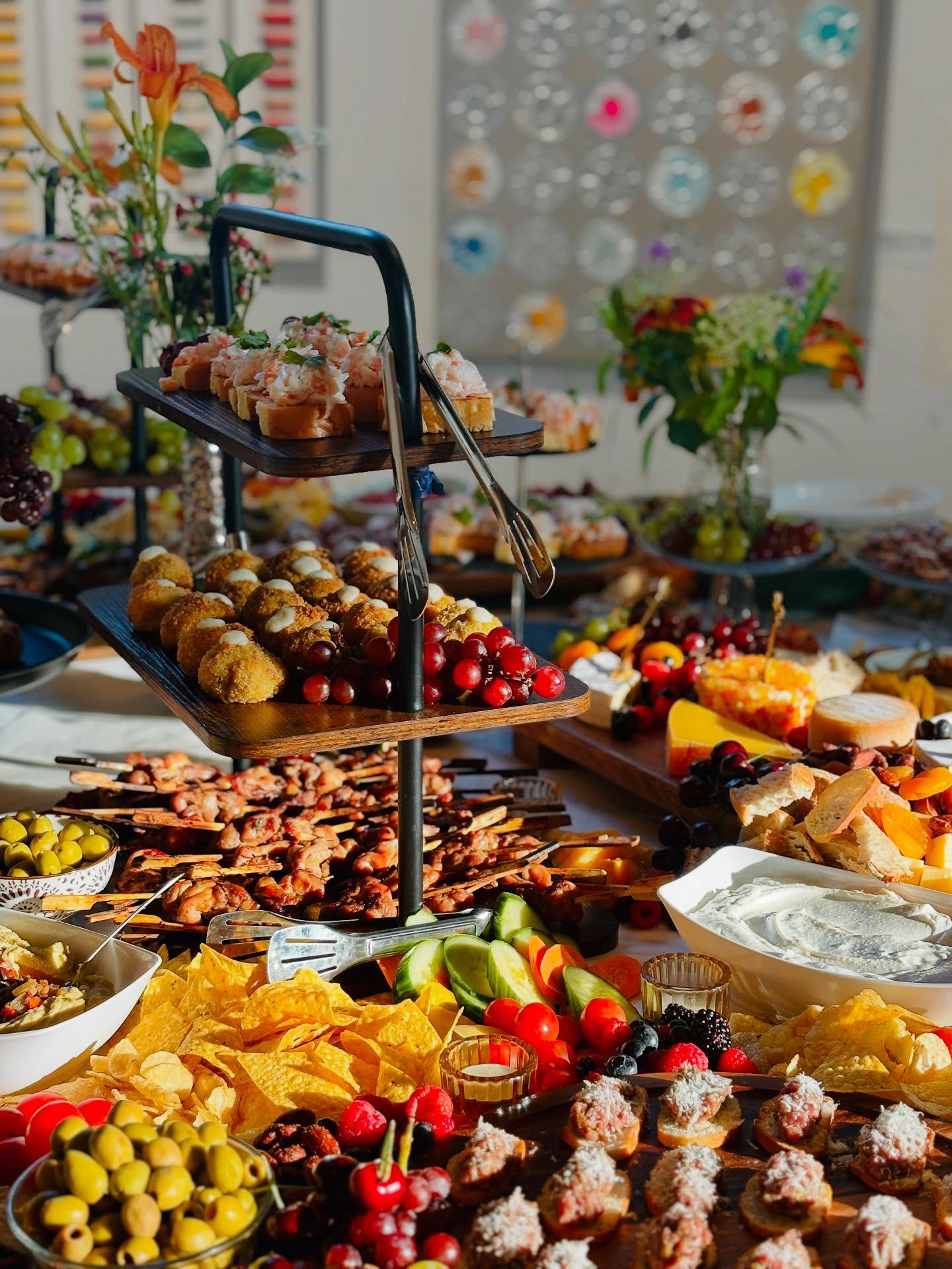 Another one for the books! Une belle célébration en fin de semaine à la somptueuse @blanka.galerie 🌺🍇🌞
Réservez votre buffet ici : www.maisongorchon.com/traiteur 🍽️