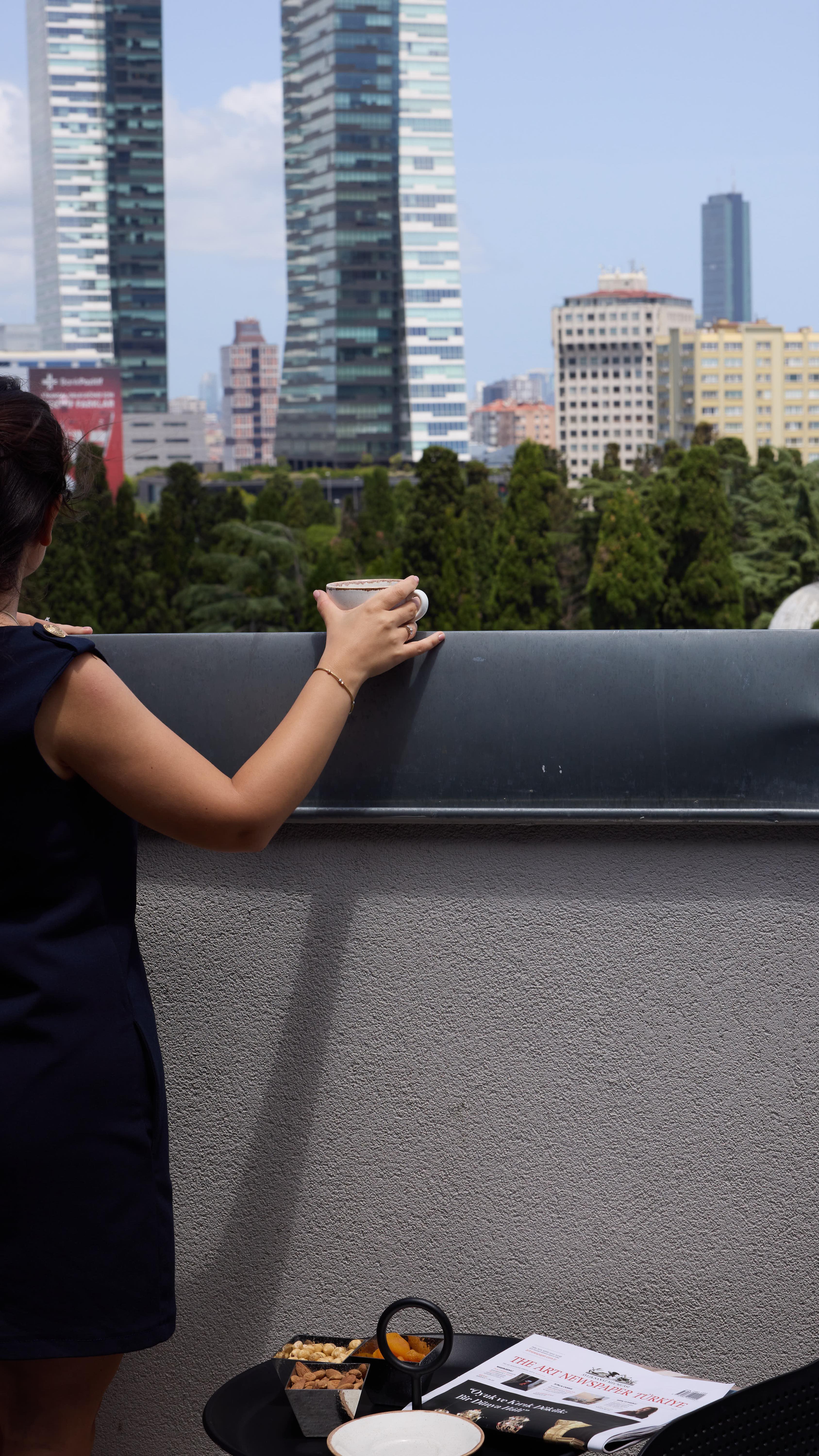 Avantgarde Urban Şişli: Contemporary Comfort at the City’s Center
Freshly renovated, Avantgarde Urban Şişli offers a sophisticated stay with business-ready amenities and calm interiors. Host meetings or dive into focused work sessions in our fully-equipped office areas.
With Istanbul’s largest shopping mall, Cevahir, just two minutes away by walking, your lunch break becomes a stroll through luxury brands. Hop on the metro to start your morning at Maçka Park or explore the boutiques and galleries of Abdi İpekçi Street in Nişantaşı. End your day at Pan Pizza, our signature restaurant known for its artisanal stone-oven pizzas.
Modern, calm, and connected—your ideal base for city living.