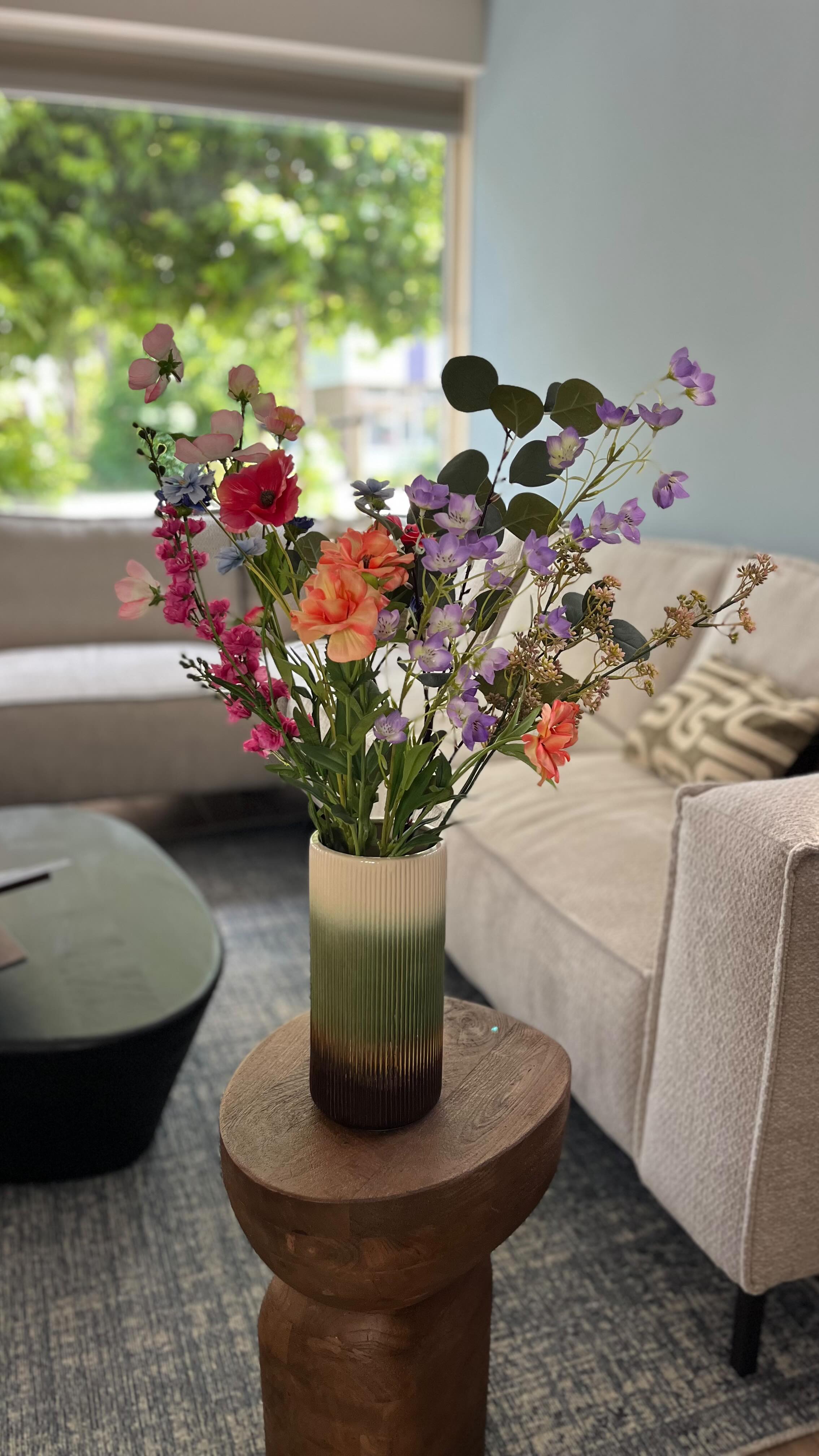 Net verhuisd en nog druk bezig met de laatste dingetjes, maar deze bos bloemen van @sveervol maakt het helemaal af π
Het voelt meteen een stuk meer als thuis met zoβn eyecatcher in de woonkamer. De finishing touch waar ik op hoopte! π‘
#interiorstyling #interieurinspo #interiorinspo #summerbouquet #homeideas