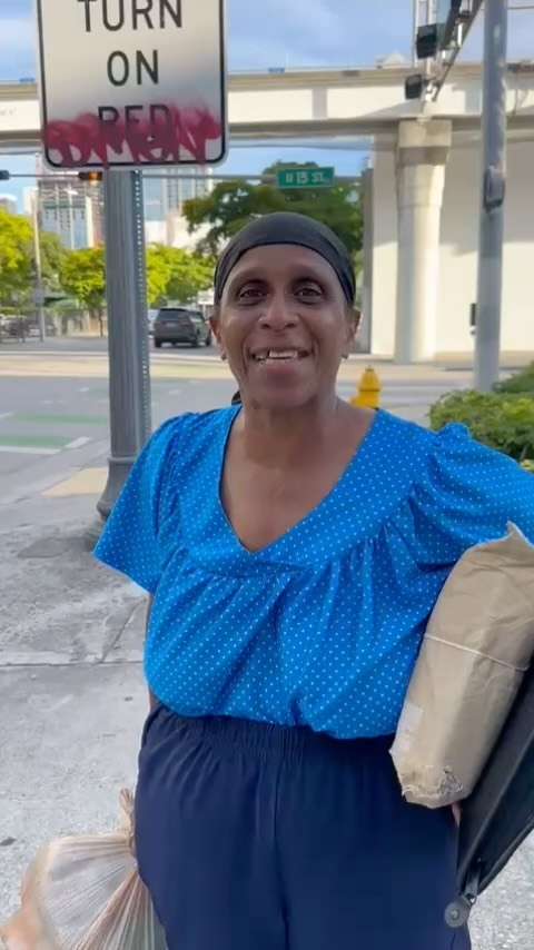 Luana and her new start.
Housing. Stability. A good shower and the dignity of having a place to rest. Now the sky is the limit. She has peace. Vamos que se puede! ❤️💪❤️💪❤️💪❤️💪#homeless #endinghomelessness #hermanosdelacalle #housingfirst