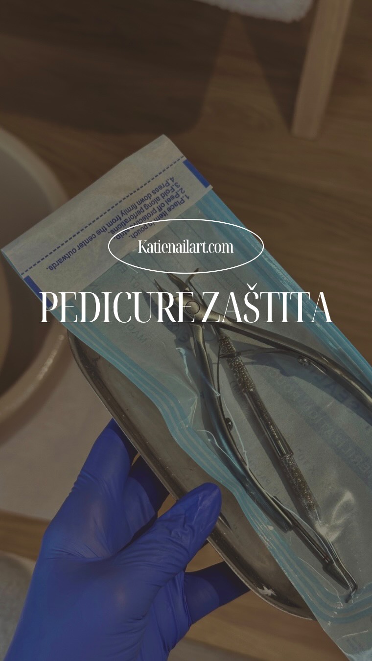 1. Rukavice uvek !
➡️ Rukavice me štite od direktnog kontakta s krvlju (u slučaju zanoktica), gljivica, bakterija, ali i hemija materijala koje koristim.
🎯 Profesionalnost nije samo u estetici – već i u higijeni.
⸻
2. Sterilizacija i dezinfekcija
Nikada ne preskačem sterilizaciju instrumenata u suvom toplotnom sterilizatoru.
➡️ Posle svakog klijenta: potapanje u sredstvo, pranje, sušenje – pa sterilizacija.
🎯 Bez ovoga ne postoji siguran rad.
⸻
3. Zaštita kože – za moje zdravlje.
Nosim masku, kapu i kecelju uvek.
Bez izuzetka potrošni materijali koji se svakodnevno koriste.
➡️ Uz to, često mažem ruke zaštitnim kremama, jer kontakt sa acetonom, gelovima i prašinom oštećuje kožu.
🎯 Zdravlje majstora je osnova dugotrajne karijere.