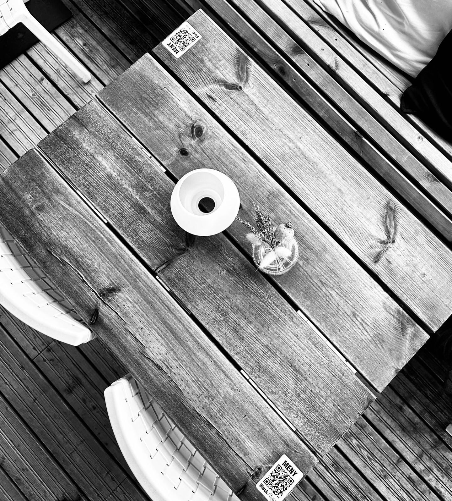 Välkommen ombord på Black & White – vår lounge på Mälarens glittrande vatten i vackra Strängnäs.
Vid varje bord hittar du vår meny via QR-kod – enkelt, smidigt och stilrent.
Men föredrar du att hålla menyn i handen? Självklart har vi även fysiska menyer.
Luta dig tillbaka, njut av utsikten och låt kvällen börja med smak.