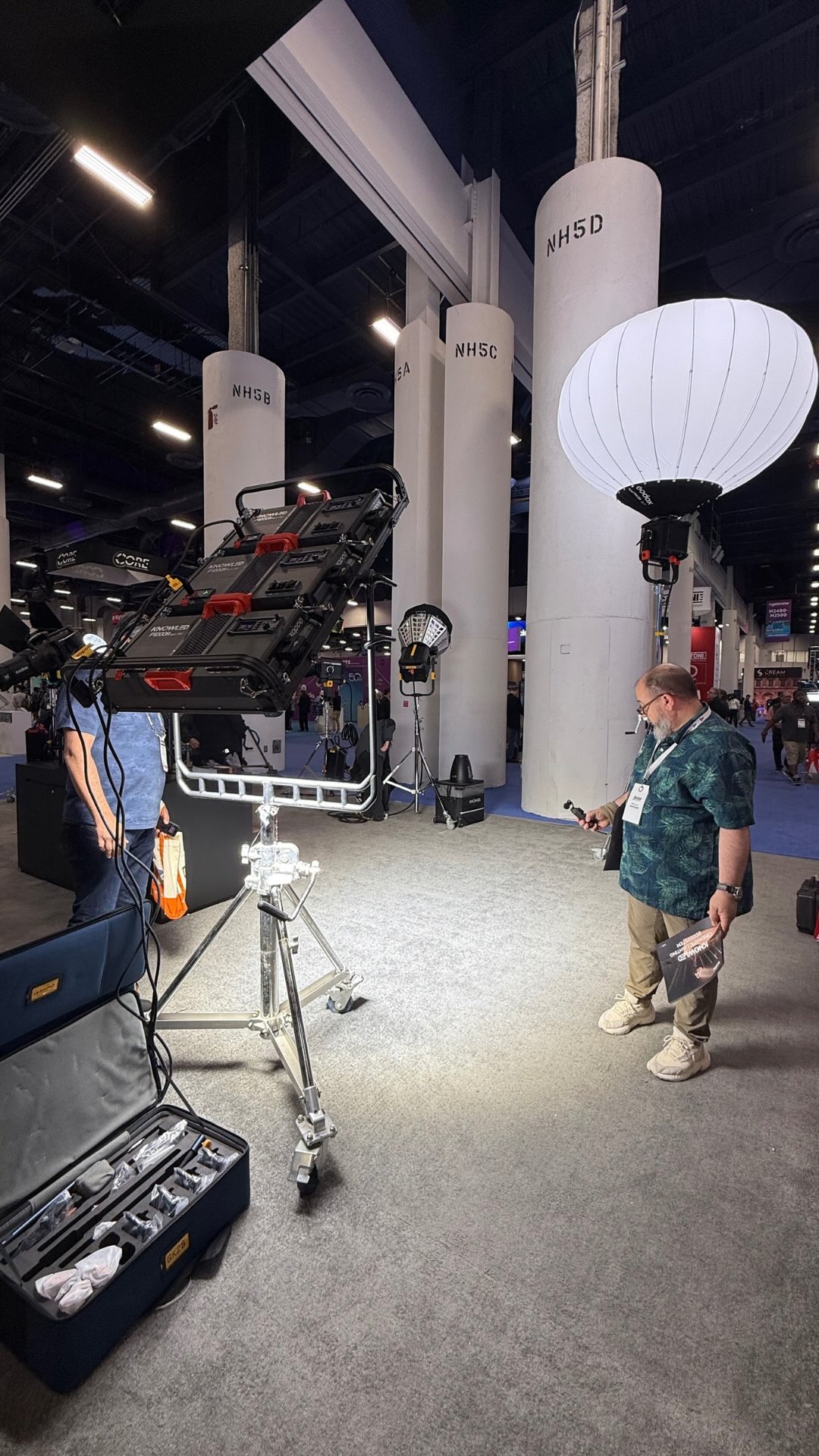 🎥💥 “CUANDO LE TIRAN AL EDITOR Y EL VIDEÓGRAFO SACA EL PECHO POR ÉL” 💻🤜🤛 Ese momento en que todos entienden que sin edición no hay magia. ✨👏 Dale ❤️ si tú también valoras el trabajo detrás de cámara y pantalla.
#videografo #videographer #filmmaker #videoediting #editorvideo #cinematography #videoedits #videoeditor #videoproduction #contentcreator #photoandvideo #cameraoperator #dslrvideo #btsvideo #postproduction #behindthescenes #cameragear #filmcrew #gimbalshots #reelsvideo #reelsofinstagram #fotógrafo #photographerlife #fotografia #photographyislife #editorcreativo #ediciónprofesional #videoscreativos #produccionaudiovisual #creadorvisual