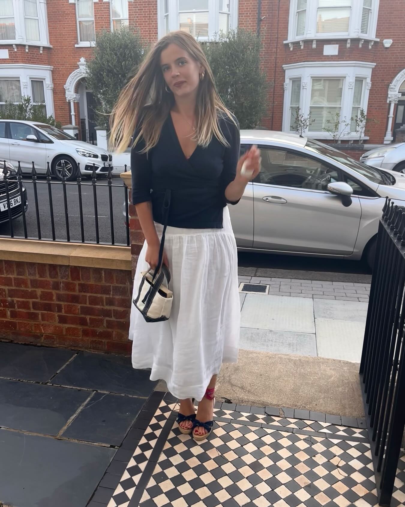 Back to styling for Wimbledon last week. @averytidy dressed in head to toe MY closet. ☺️ Vintage @gap sweater, vintage @jcrew espadrilles, @llbean bag and current @mintvelvet linen skirt. 🎾🎾🎾🎾💚 #WimbledonStyle
