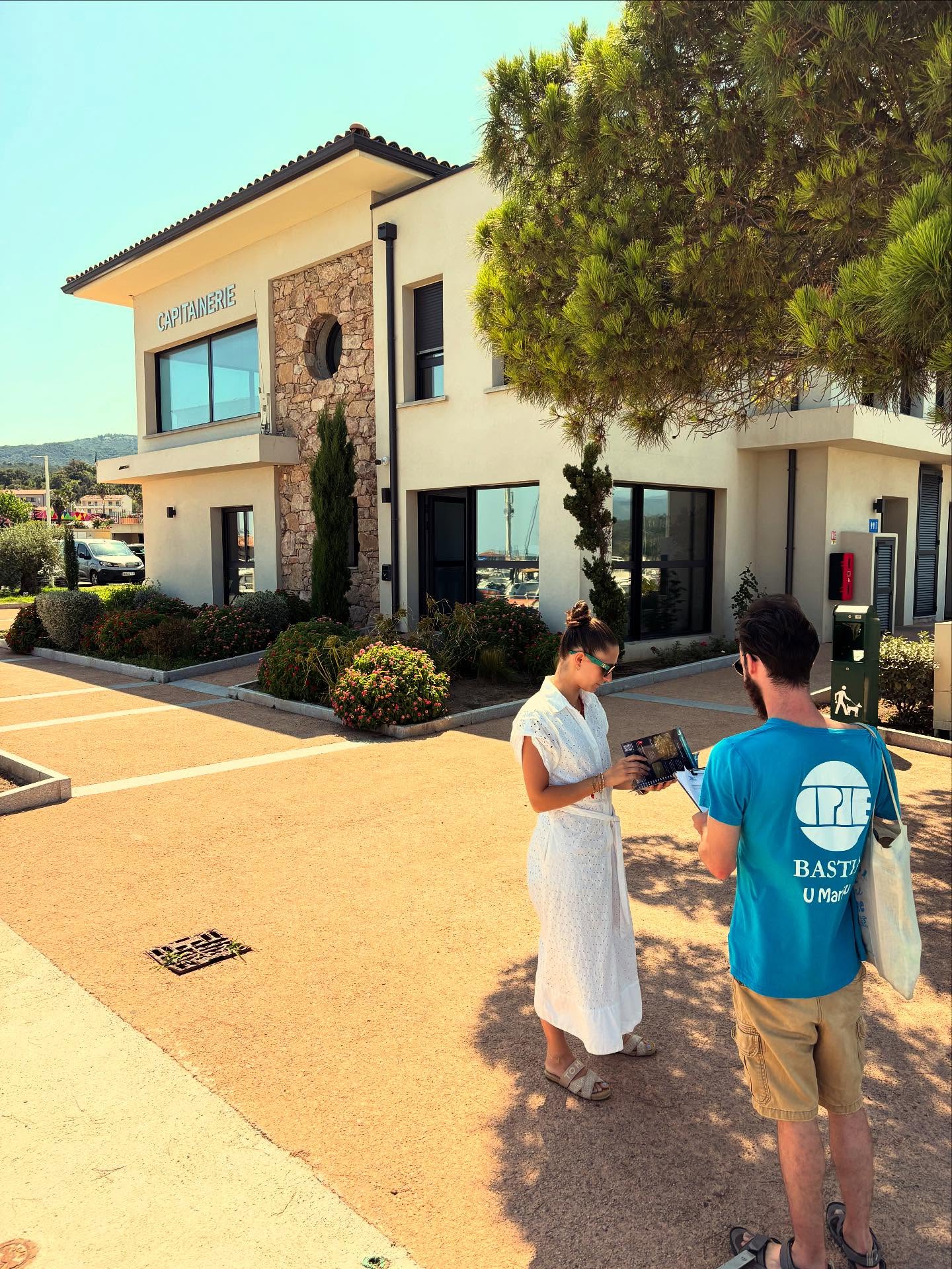 Aujourd’hui à la capitainerie nous avons accueilli le Réseau Alien Corse pour une action de sensibilisation sur les espèces exotiques envahissantes marines en Corse. 🐟🪼🌿
Ces espèces non natives, comme le crabe bleu, le poisson-lion ou encore l’algue Caulerpa, peuvent bouleverser notre écosystème marin. C’est pourquoi chaque signalement est précieux !
🧐 Comment agir ?
1️⃣ Observez : si vous croisez une espèce inhabituelle en mer, prenez une photo ou une vidéo.
2️⃣ Signalez : remplissez le formulaire en ligne via 👉
📲 www.ffessm-corse.com/reseau-alien-corse
🌊 Que vous soyez plongeur, pêcheur ou simple curieux, vous pouvez aider à préserver nos eaux !
Merci à Réseau Alien Corse pour leur passage, leur expertise et leur travail essentiel.