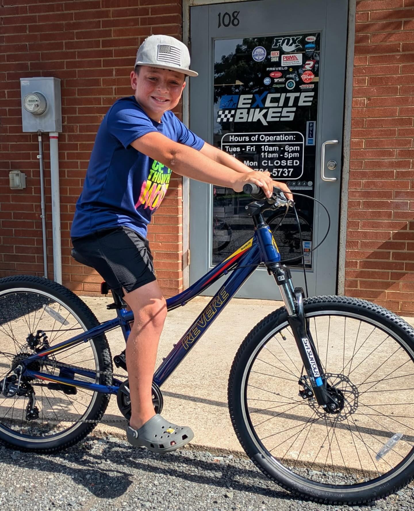 Kids just don’t stop growing :) Jase had outgrown his old bike and his parents decided it was time for a new bike. After deciding between a BMX freestyle bike and a mountain bike they chose the Revere Sonic 26. Now he’s got the same size tires as his dad’s bike has. 😀. Enjoy the new wheels Jase!!