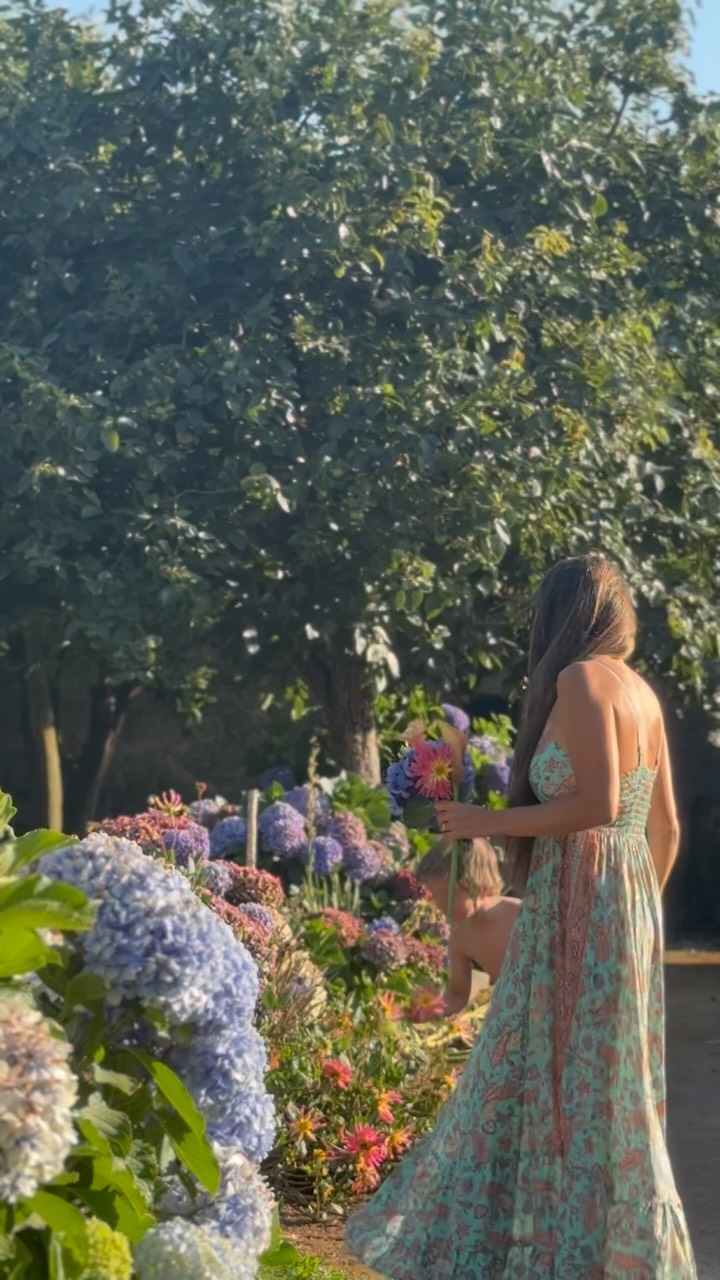 back to golden days, fresh flowers, flowy dresses & no filters 🌅// shop on bohostyle.eu