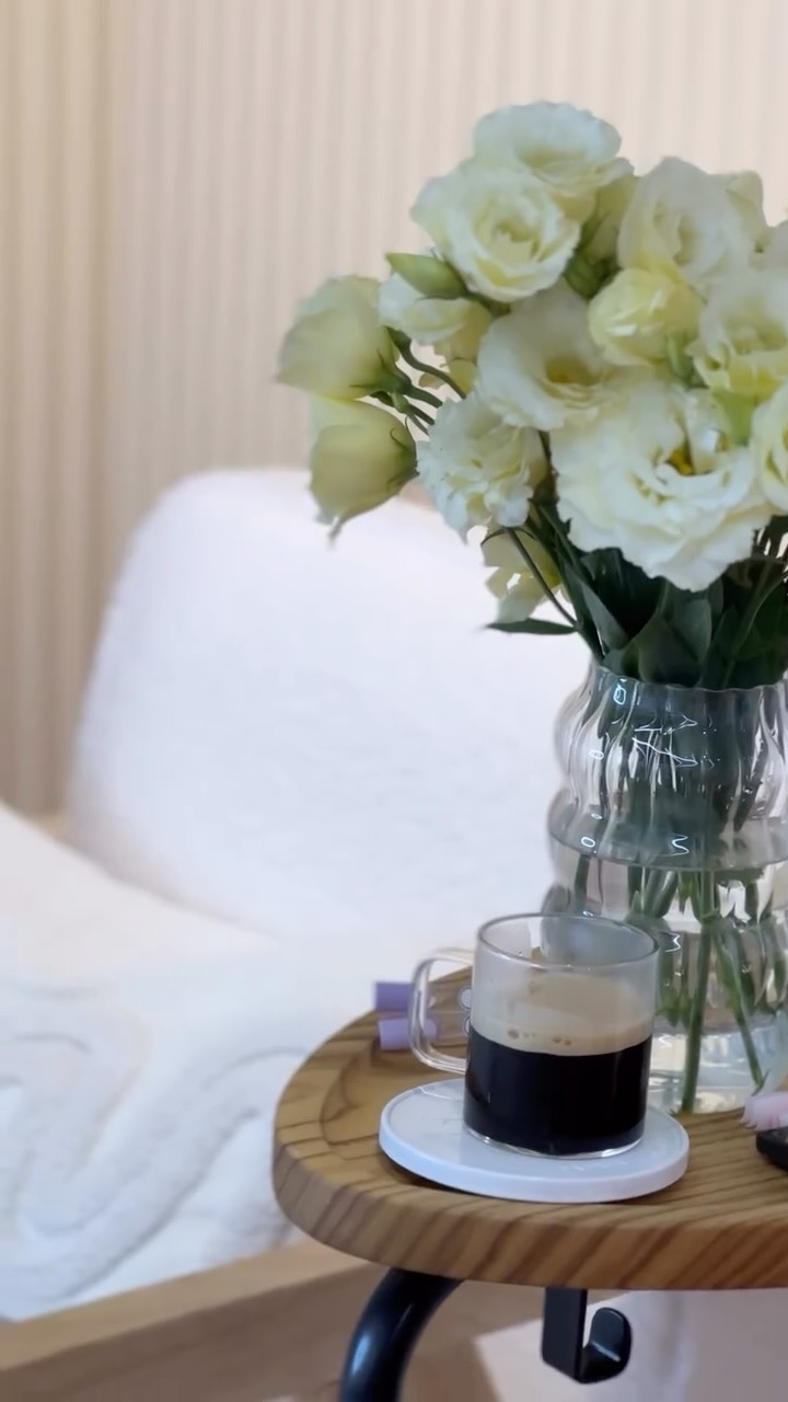 Sitnice čine razliku 🌸
☕️Dok kiša pada napolju, ovde te čeka topla kafa i prijatan miris cveća. Tvoje vreme. Tvoja pauza.
📍 Ðuke Dinić 16.