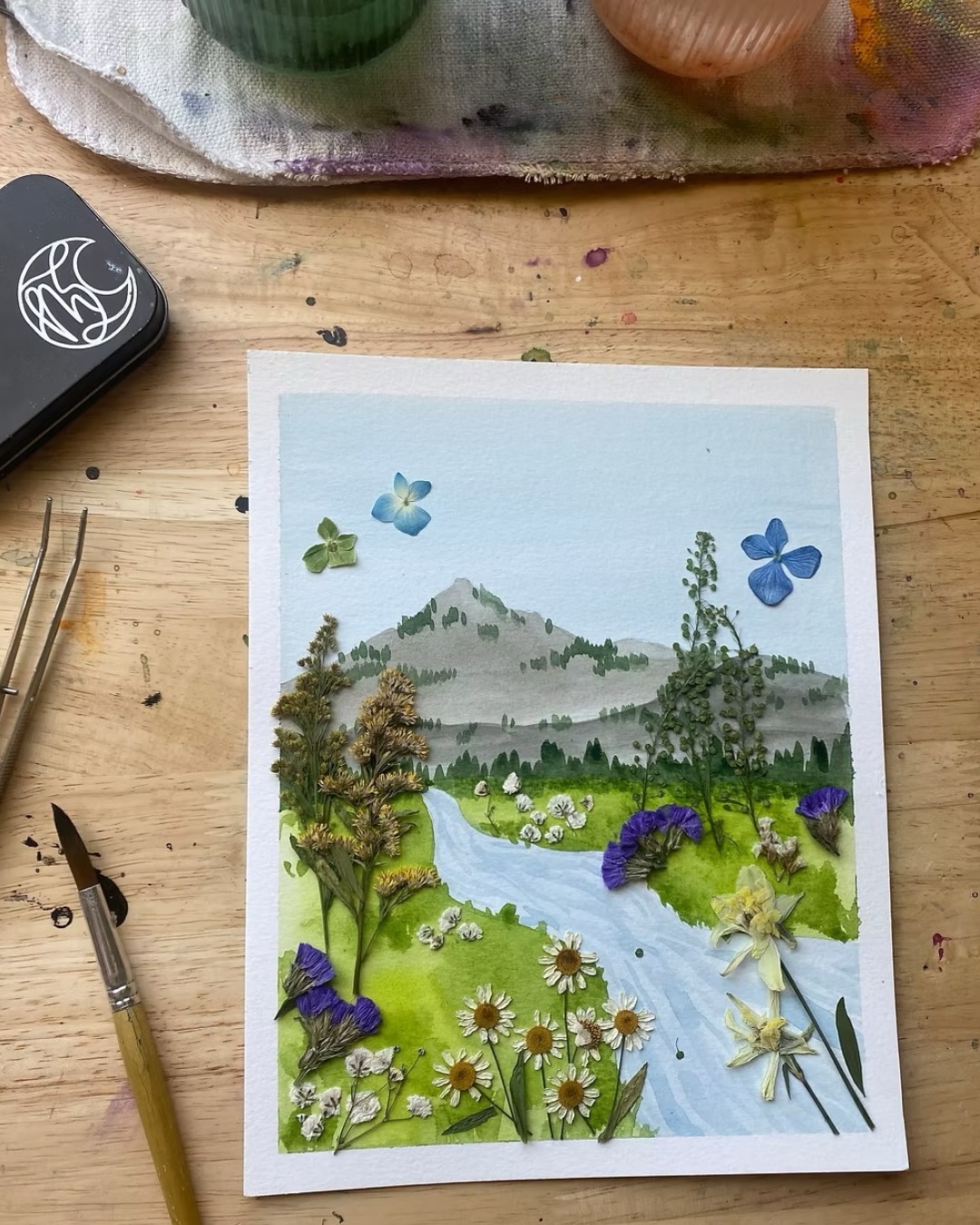 Brush, bloom, frame it up. Watercolors and pressed flowers are coming together for one creative night. 🌸🖌️ Paint a whimsical mountain scene, then layer in delicate petals to make it your own. All materials are included, along with guided instruction and an 8x10" frame to take home your finished piece.
Monday, July 21st • 6 to 8 p.m.
Visit warehouseboise.com for tickets or click the 🔗 in bio
Presented by Lindsay Rae Art and Moonstruck Creations