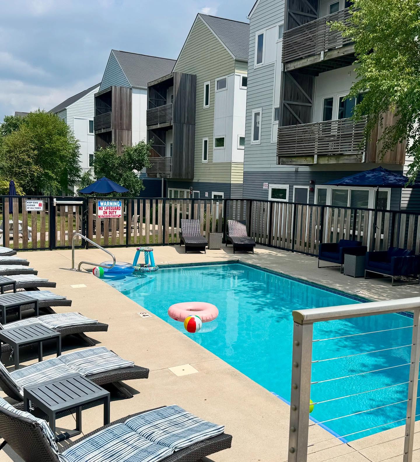 Back with another pool post because we love our salt water pool 🫶
bonus level achieved: new furniture and pool toys
#apartament #saltwaterpool #poolfurniture #pooltoys
