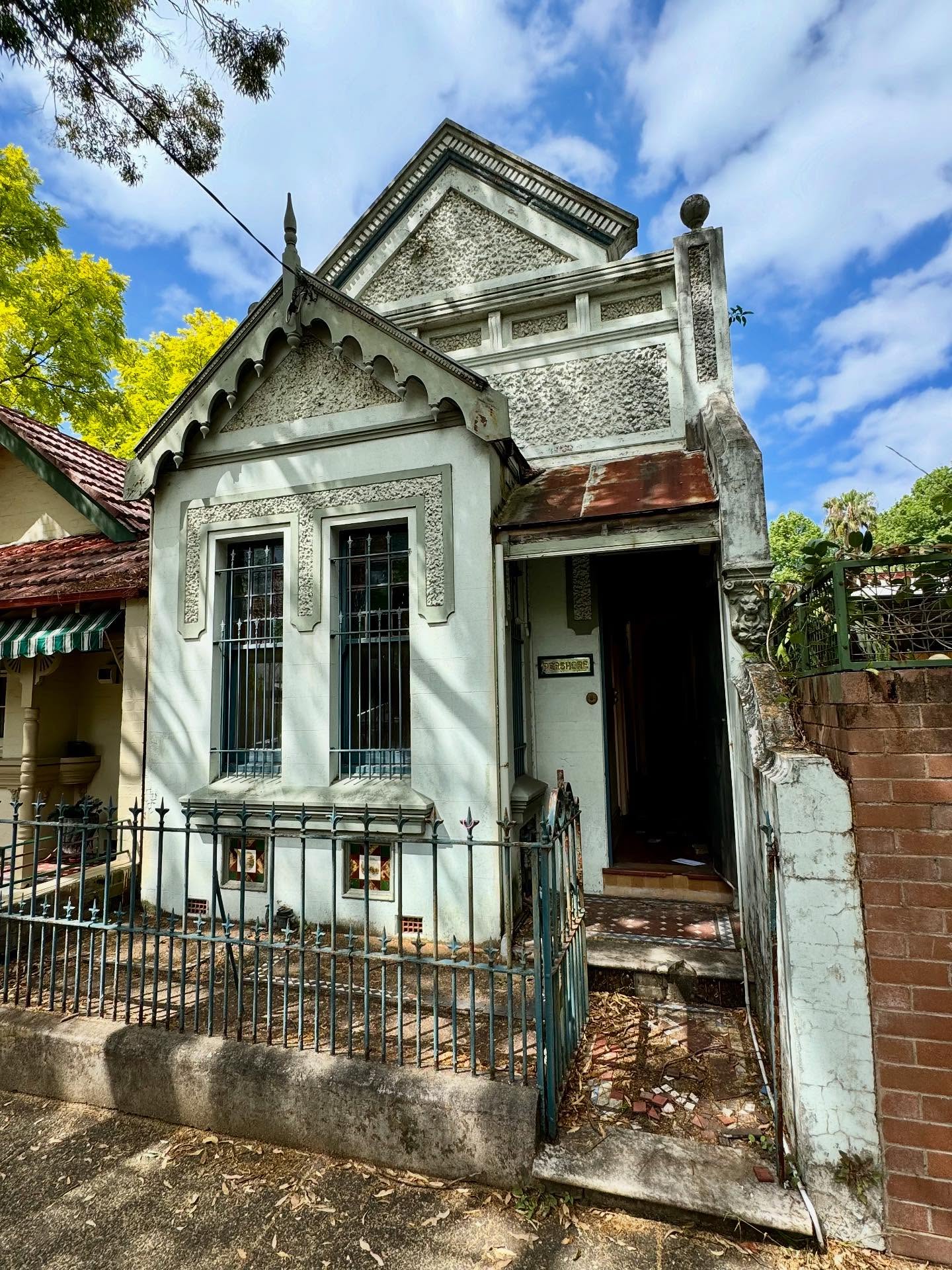 Urban grandeur at a pintsize. A c. 1904 villa in Redfern on Kepos Street, built on the former grounds of the Portuguese immigrant Jean Baptista’s famed commercial nursery that dominated the area until its subdivision (Baptist Estate) at the end of the 19th century. Eclectic Gothic classicism—early Federation blending. Hand-finished encaustic ceramic tiled panels to the front bay survive. A hard-won transformative scheme by @sandbox.studio approved, with a decorous two-storey addition behind the principal form achieved, alongside conservation works to the frontage. Eager to see the built outcome.
