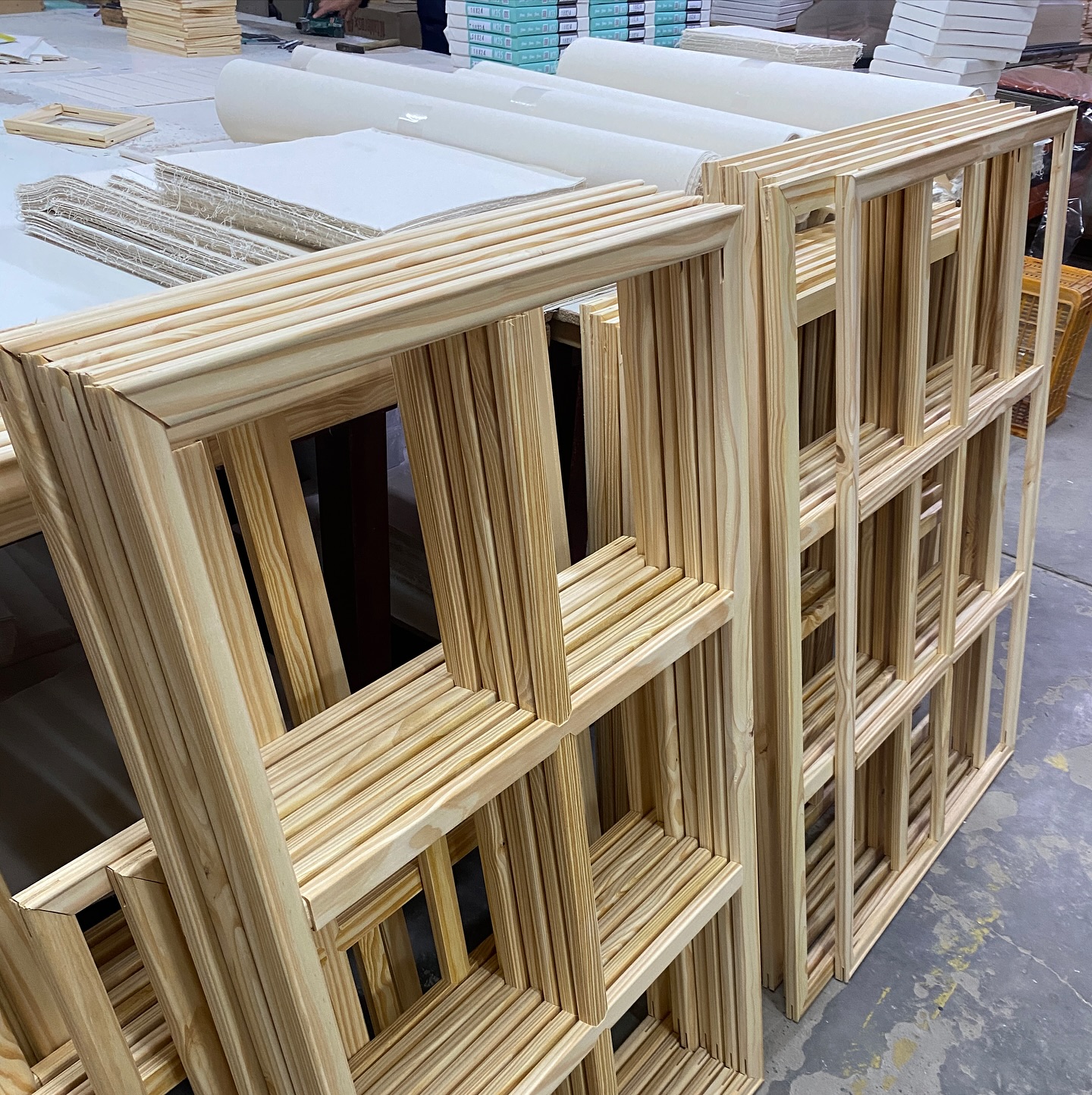Mira como van tomando forma nuestros bastidores entelados y marcos a medida, hechos con dedicación desde cero.
Nos encanta mostrarte el detrás de escena de cada pieza que llega a tus manos.
� Gracias por acompañarnos en este camino de trabajo artesanal y de calidad.
#Bastidores #MarcosDeCuadros #HechoAMano #TallerEnAcción #ProducciónArtesanal #BastidoresParaPintar #MarcosPersonalizados #ArteYOficio