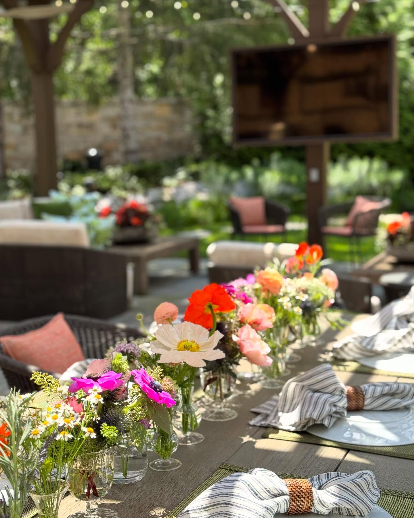 Simple Summer. Yes, please.
.
.
.
.
.
.
.
#summer #alfresco #dinnerparty #summerflowers #partyideas #dinnerparty #tablerunner #flowerrunner #july #julyflowers