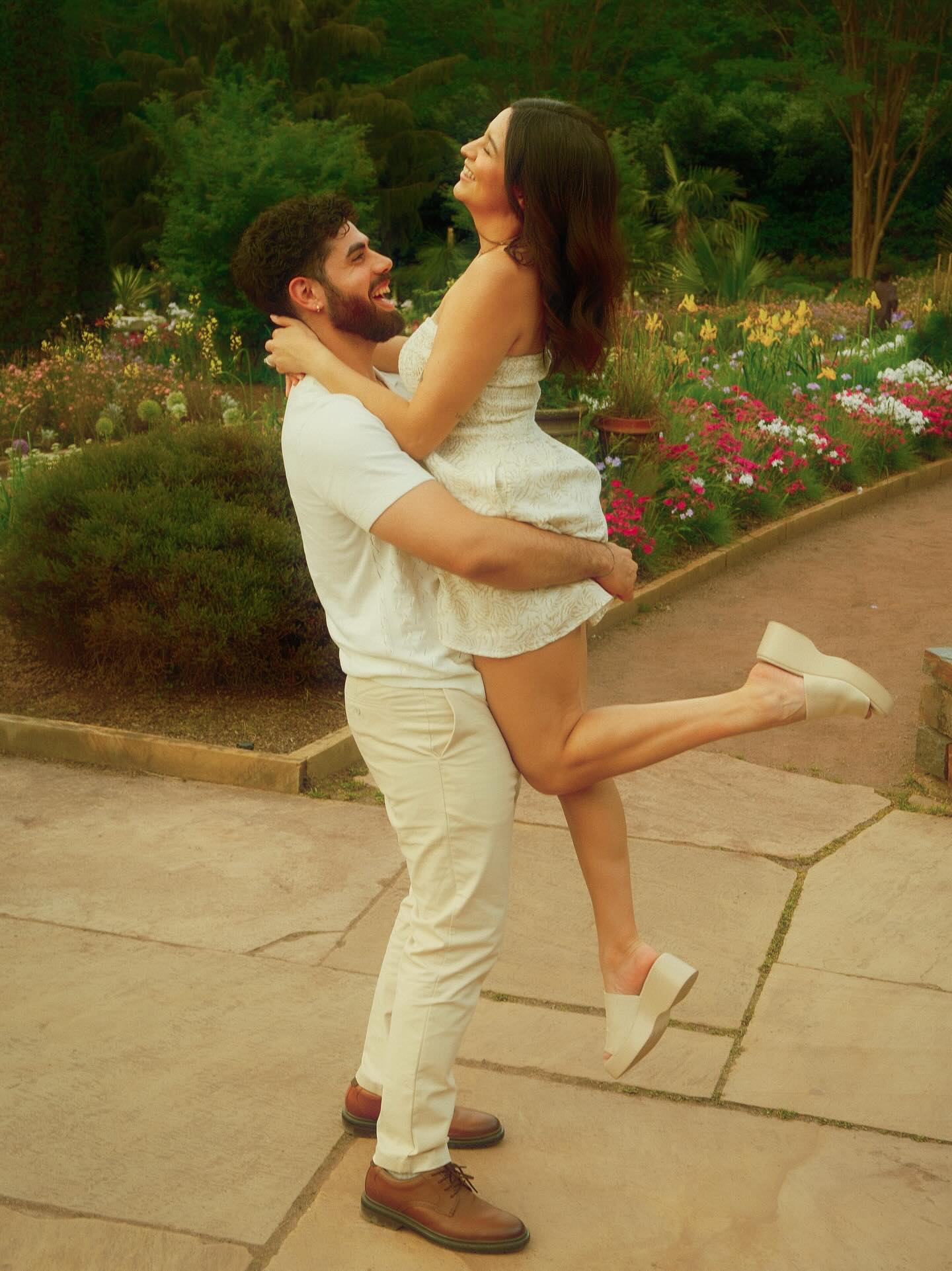 My favorite pics from this engagement photoshoot 📸🌻
•
•
•
#engagement #engagementphotos #durham #dukegardens #engagementsession #engaged #durhamnc #durhamengagement #dukeengage #engagementphotography #engagementphotographer #durhamphotographer #raleighphotographer #ncphotographer #durhamengagementphotographer #creativesofcarolina #fujixseries #fujixs20 #ncengagementphotographer #fujilove