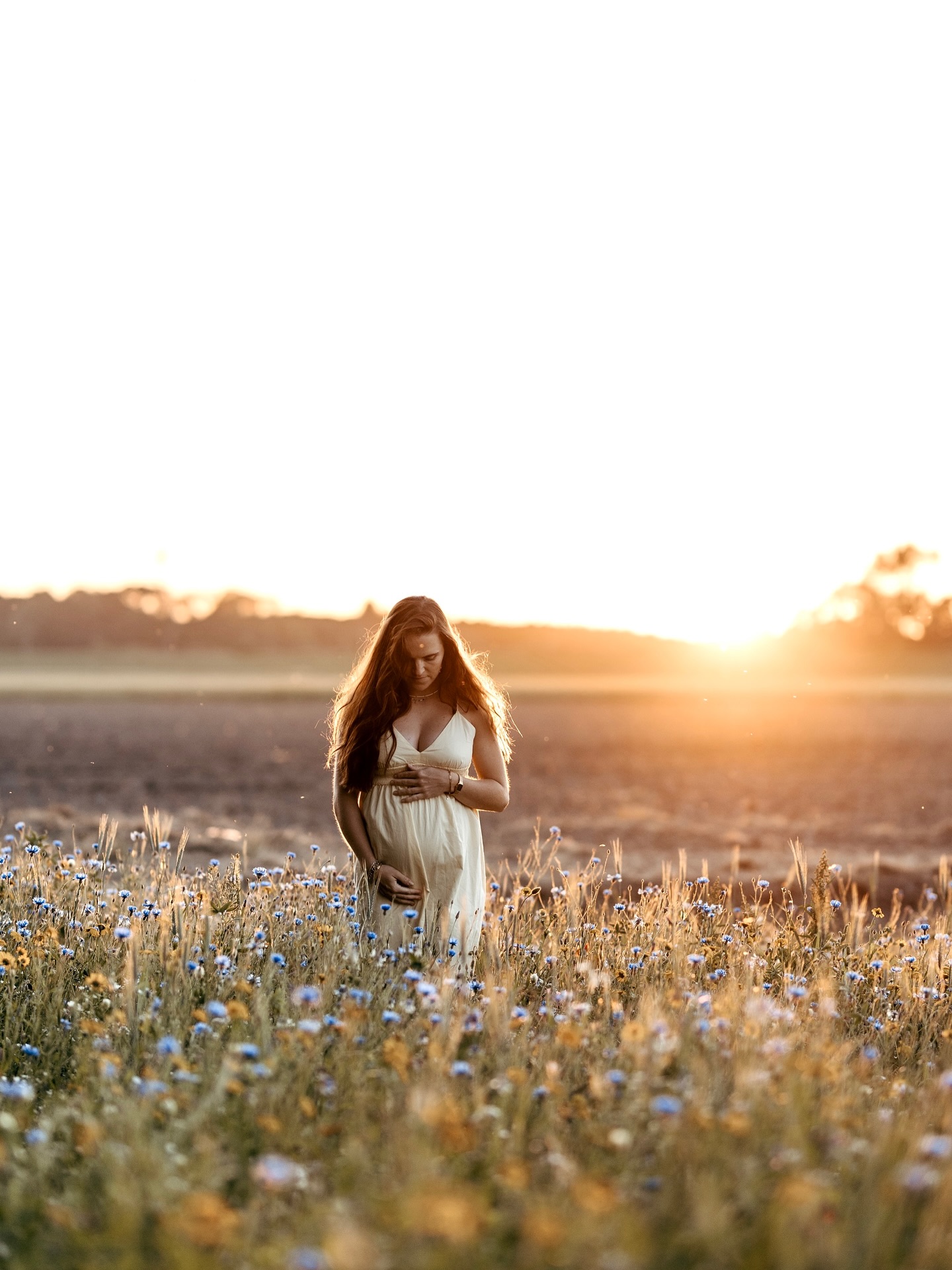 BIG NEWS ๐ฉท
Begin december verwachten wij ons eerste kindje, een dochter! Inmiddels alweer op de helft van mijn zwangerschap en voel ik me heel goed! Het eerste trimester was af en toe wat zwaar, maar gelukkig voor korte duur. We zijn super blij en gaan genieten van deze bijzondere komende tijd! โจ
Alle shoots en bruiloften die ik dit jaar nog heb staan, kunnen gewoon lekker door gaan. Vanaf begin november ga ik met verlof, dus wil jij voor die tijd nog bij mij op de foto? Stuur me even een berichtje. ๐
#byemilyvisser #babynews #pregnancy #pregnant #pregnantbelly