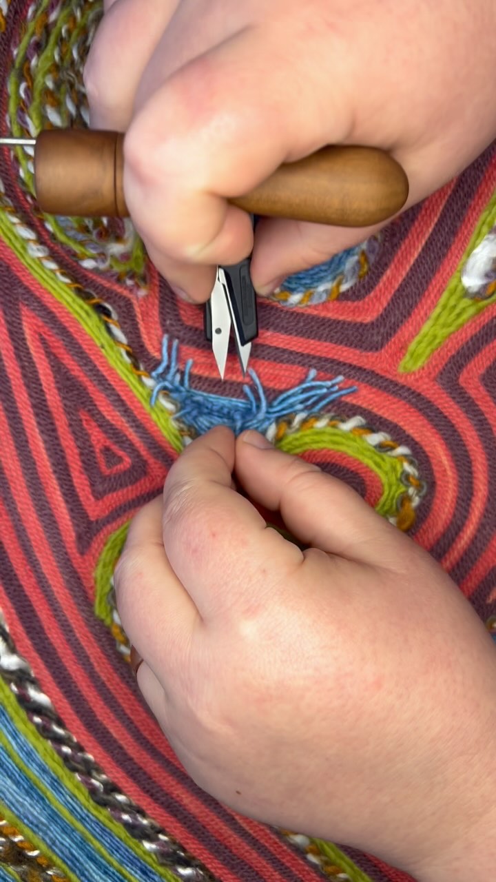 Needle felting and skinnfeller ASMR from my day in the studio. I LOVE how wool sounds against itself.
I’m putting the finishing touches on the felting portion of this art, and prepping the sheepskin for sewing. When I get to the sheepskin stage I almost feel giddy- for me skinnfeller is THE craft tradition. Much of my other work only exists in relationship to my skills for this ancestral handcraft. Blockprinting, rug-making, even to an extent weaving primarily interest me through their intersection with skinnfeller.
Needle felting has never been a part of skinnfeller (to the best of my knowledge and research), but I love expanding the tradition in this way.