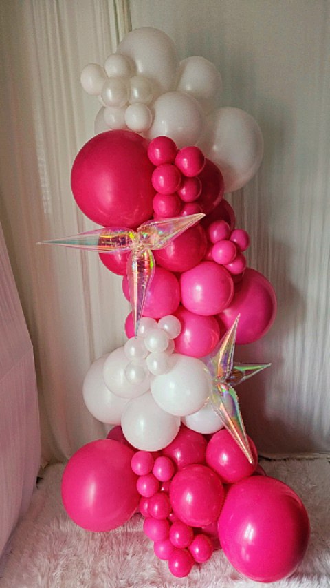 Freestanding and fabulous!
Elevate your event with a show stopping garland that stands on its own. Perfect for photo ops, entryway, or focals !
#enhancingyoureventoneballoonatatime
#celebration
#sweetsixteens
#birthdaypartygarland
#monseyballoonartist
#gradparty