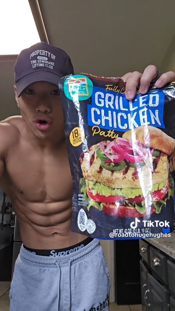 Spotted: a seriously dialed-in lifter pulling Don Lee Farms Fully Cooked Grilled Chicken Patties from the freezer for a quick 18g protein assist. Abs not included; convenient protein is. Stock your freezer, not excuses. 💪