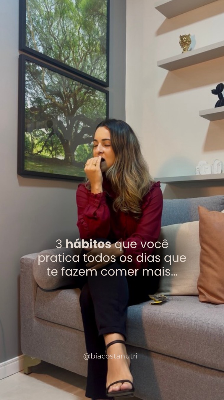 Normalizaram tanto a correria e a produtividade que banalizaram um momento tão importante que é o da refeição!
E fazer a refeição no automático vem contribuindo para um aumento de peso significativo da população cómo consequência!
E existem 3 hábitos que eu tenho certeza que pratica que podem estar te fazendo comer mais!
- Comer em pé (beliscadas);
- Comer sem atenção (com uso paralelo de eletrônicos, celular, tv, computador etc);
- Comer rápido (tempo corrido ou hábito de acabar logo).
Esses são os hábitos que meus pacientes mais relutam para mudar, mas que são extremamente importantes se você quiser ter uma boa noção de saciedade, comer menos e melhorar sua relação com a comida.
Se você se reconheceu, já comenta aqui qual o hábito que você faz, que eu vou te dizer como posso te ajudar.
E claro, já envia esse vídeo para quem você sabe que possui um desses hábitos para alerta-lo.
Beijo da nutri comportamental.