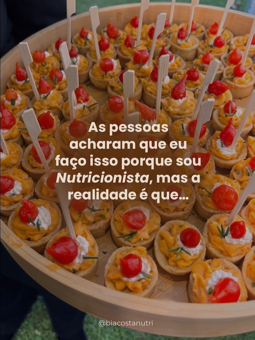 Assim eu fiz com refrigerante, açúcar adicionado em sucos e cafés, industrializados, e outras diversas comidas.
A notícia ruim é que a maneira que você lida com a comida representa seu estado atual.
Mas a boa notícia é que o seu comportamento alimentar DETERMINA seu estado atual.
E o comportamento alimentar é MOLDÁVEL.
Você pode transformar em positivo na Terapia Nutricional.
Digita a palavra “consciencia” que eu vou te explicar!