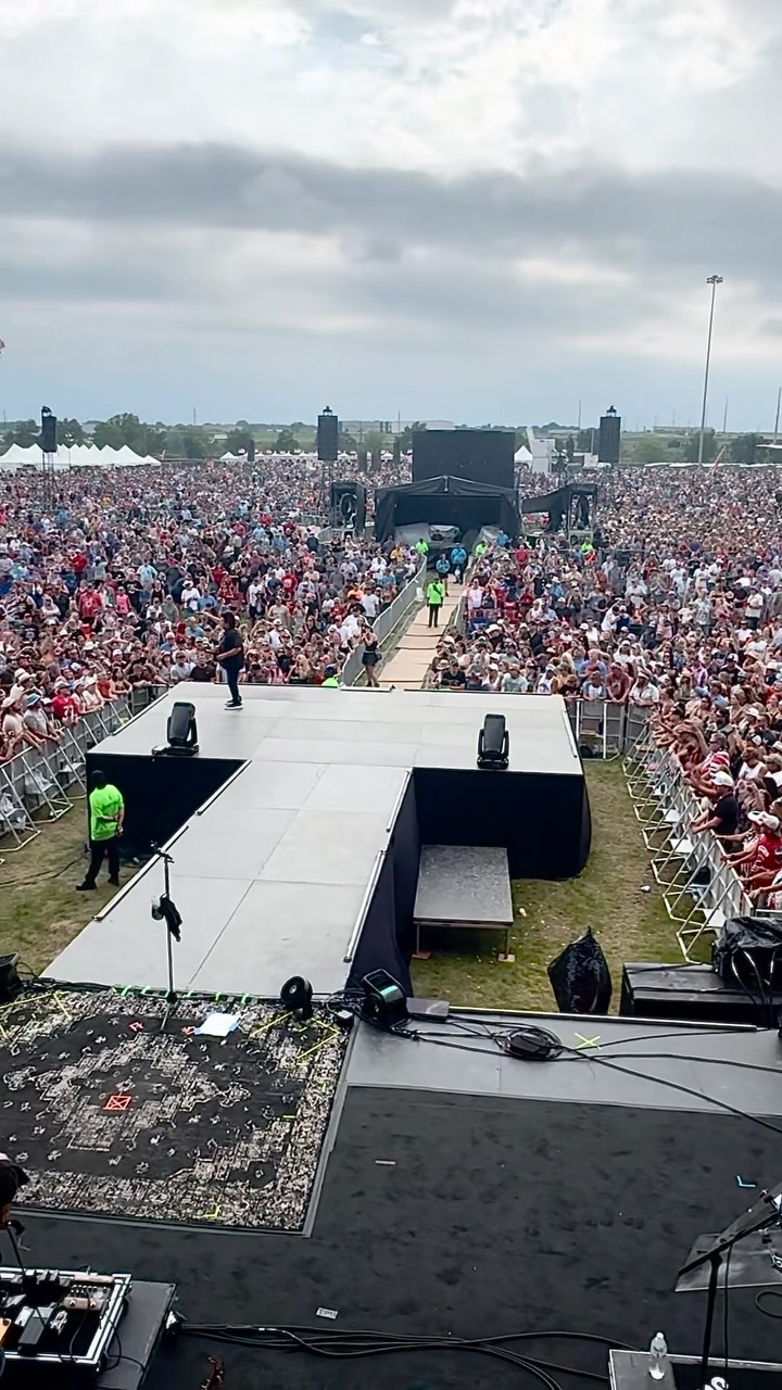 Packed crowd. Loud voices. Great people. Always a party when Kid Rock’s in town. #RockTheCountry #ShenandoahLive