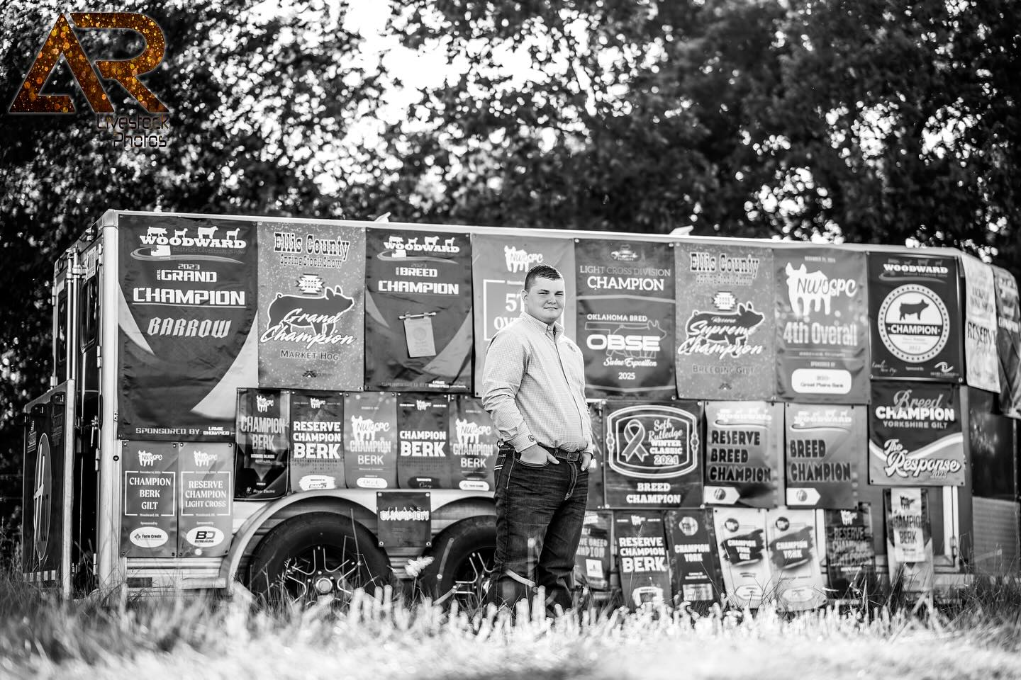 𝗕𝗥𝗬𝗔𝗡 𝗛𝗢𝗟𝗧 | 2026 𝗦𝗘𝗡𝗜𝗢𝗥 🎓
Bryan’s senior session celebrated years of dedication in FFA and the show ring — surrounded by champion banners and the trailer that tells his story. Ready to tell your own through my lens?
📸 Now booking late summer & fall sessions:
ALEXISRADUNLIVESTOCKPHOTOS.COM