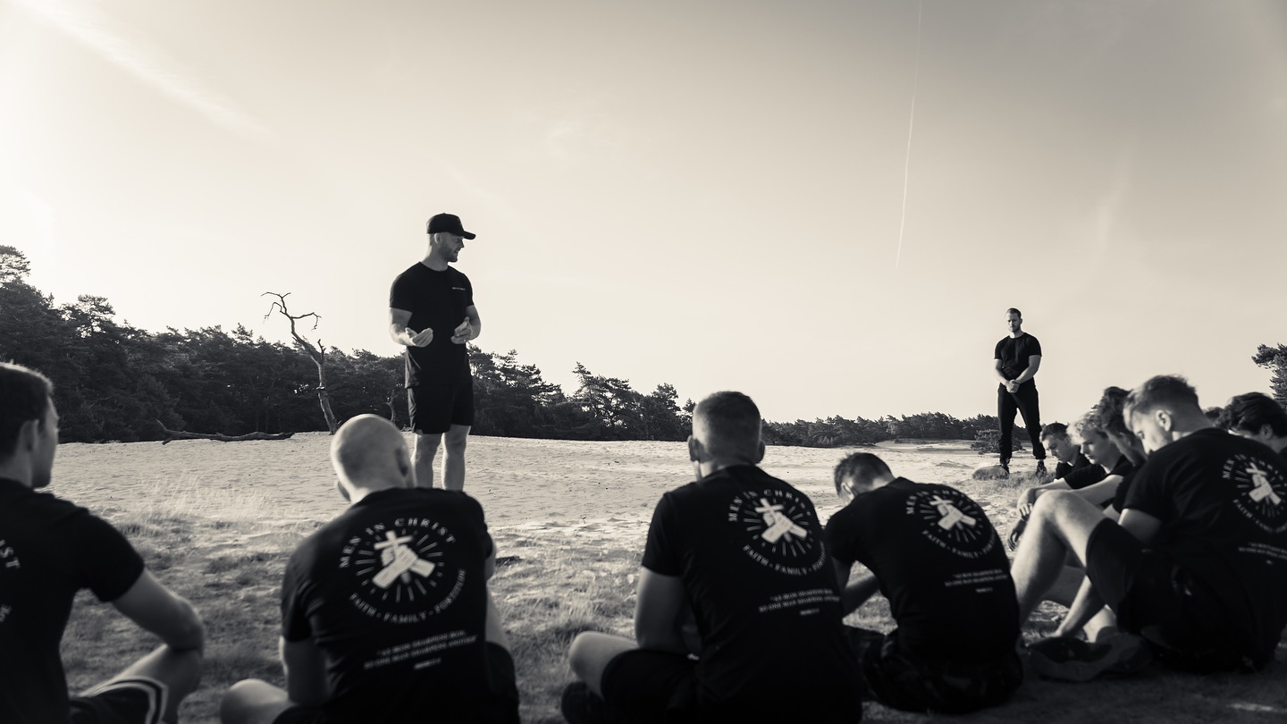 Het afgelopen weekend heeft opnieuw laten zien waarom we deze weekends organiseren.
Twaalf mannen, allemaal verschillend, maar met één gemeenschappelijk verlangen: om opgebouwd te worden als mannen van God.
Wat begon met ongemak, zoeken en confrontatie, eindigde in gebed, kwetsbaarheid, doop, broederschap en aanbidding. Maskers vielen. Zonden werden beleden. Mannen stelden zich open en twee van hen gaven hun leven aan Jezus en lieten zich dopen. Zonder dat wij als leiding iets hoefde te initiëren, de Geest van God deed het werk en daar komt alleen Hem de eer toe.
Maar daar bleef het niet bij.
Wat we nu zien is dat de mannen elkaar nog steeds blijven opzoeken, die verantwoordelijkheid nemen,
elkaar bemoedigen, aansporen, en elkaar scherp houden in een leven dat de Heere waardig is.
En wat dit weekend ook bijzonder maakte...
Het was onze eerste editie op volledige donatiebasis.
Een spannende stap in geloof maar een keuze die al langer op ons hart lag.
We willen dat vertrouwen in Zijn handen leggen en het zo beschikbaar maken voor iedere zoekende en gelovige jong volwassen man.
Daarom openen we vandaag de inschrijving voor het weekend van 6 & 7 september. Er is plek voor twaalf mannen. Twaalf mannen die niet op zoek zijn naar comfort, maar naar confrontatie met zichzelf, met Gods Woord, en met het leven dat hen is toevertrouwd.
Als je het aanmeldformulier invult via de link in de bio, bellen we je om kennis te maken en samen te kijken of dit weekend passend voor je is.
Wil jij een vriend, broeder of partner aanmelden? Zorg dan dat je deze persoon vooraf op de hoogte stelt en dat zijn eigen gegevens zijn ingevuld.
Locatie: Otterlo
Datum: 6 - 7 september
Aanmelden: via de link in de bio
Wij hopen jou daar te zien.
Met broederlijke groet,
Team Men in Christ