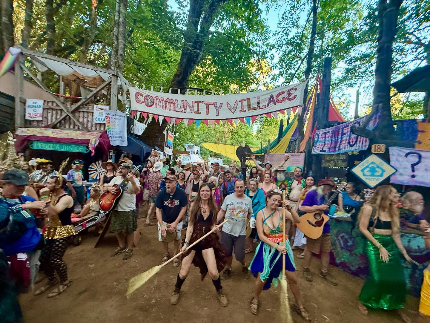 It takes a village 🌿🍑🧚✨
@ocfcommunityvillage @oregoncountryfair