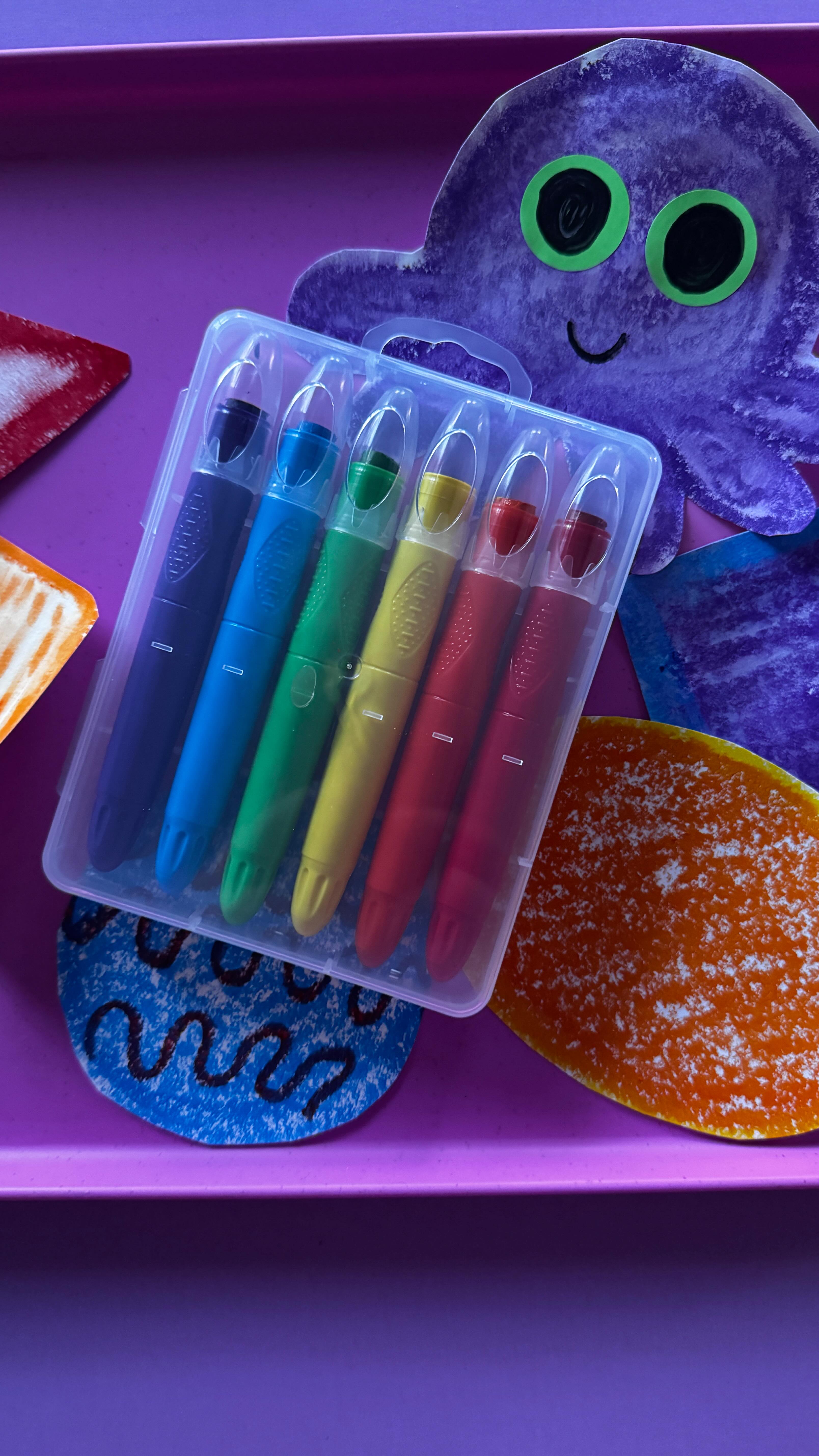 MoxieBox Art, Smooth color sticks can be found in the new TK Essentials kit! They are a fan favorite. They color smoothly with very little pressure. They can also be smeared with a finger, or blended with a water and brush.
#tkart #transitionalkindergarten #artsupplies