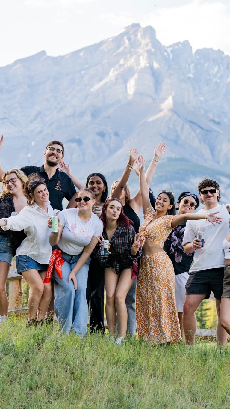 Yeehaw! Summer’s rollin’ in and we’re kickin’ it off cowboy-style 🤠🌞
With a busy season ahead, @fairmontbanff rounded up the crew for a celebration to honour the amazing colleagues who make special happen for our guests every single day!
🎥: @hannahmillysandman
#MakeSpecialHappen #JoinOurTeam #SummerJob