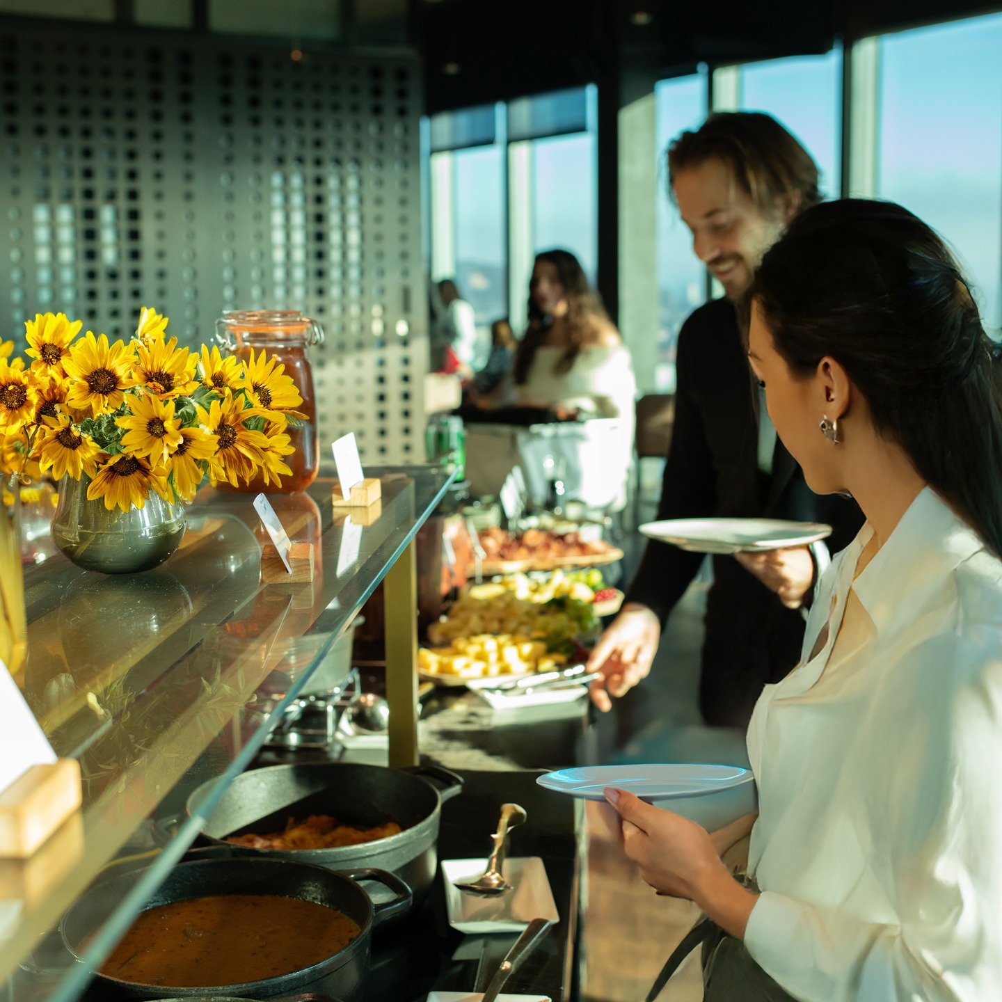 Nach der Sommerpause bieten wir ab dem 17.08.2025 wieder unseren beliebten und vielseitigen Brunch an.
Reservieren Sie frühzeitig Ihren Tisch, die Plätze sind begehrt.
#brunchinzurich #überdendächernvonzürich #genusszumfrühstück