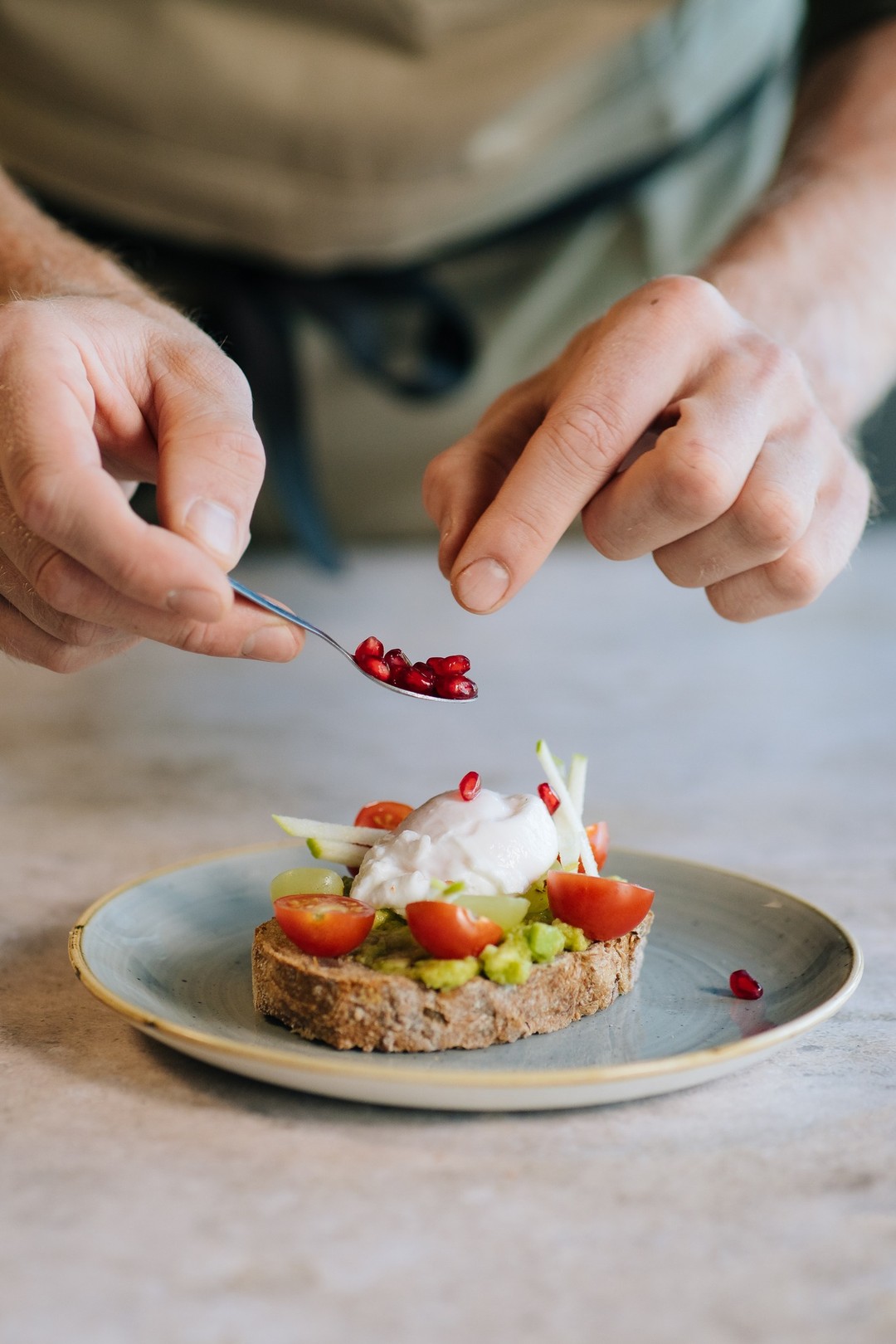 Let's guac 'n roll!
Sanwich met ricotta, druiven, appel, granaatappel en een gepocheerd ei.
Dit eenvoudige gerecht zit vol verrassende contrasten. Het luchtige landbrood vormt de perfecte basis, terwijl de avocado en het ei een frisse twist krijgen door de toevoeging van appel, granaatappel en druif. Dit zorgt voor een kleurrijk en gezond geheel. 😍
Enjoy!
#WeCanteen #food #gerecht #avocado #yummyfood #catering