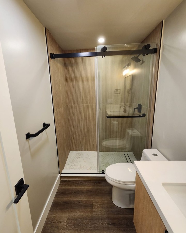 Bathroom goals: walk-in showers, wood vibes, and not a rubber duck in sight. 🚿
Full apartment bath remodel—because your morning routine deserves a glow-up too. From vision to reality: Your one-stop solution for design, materials, and build.