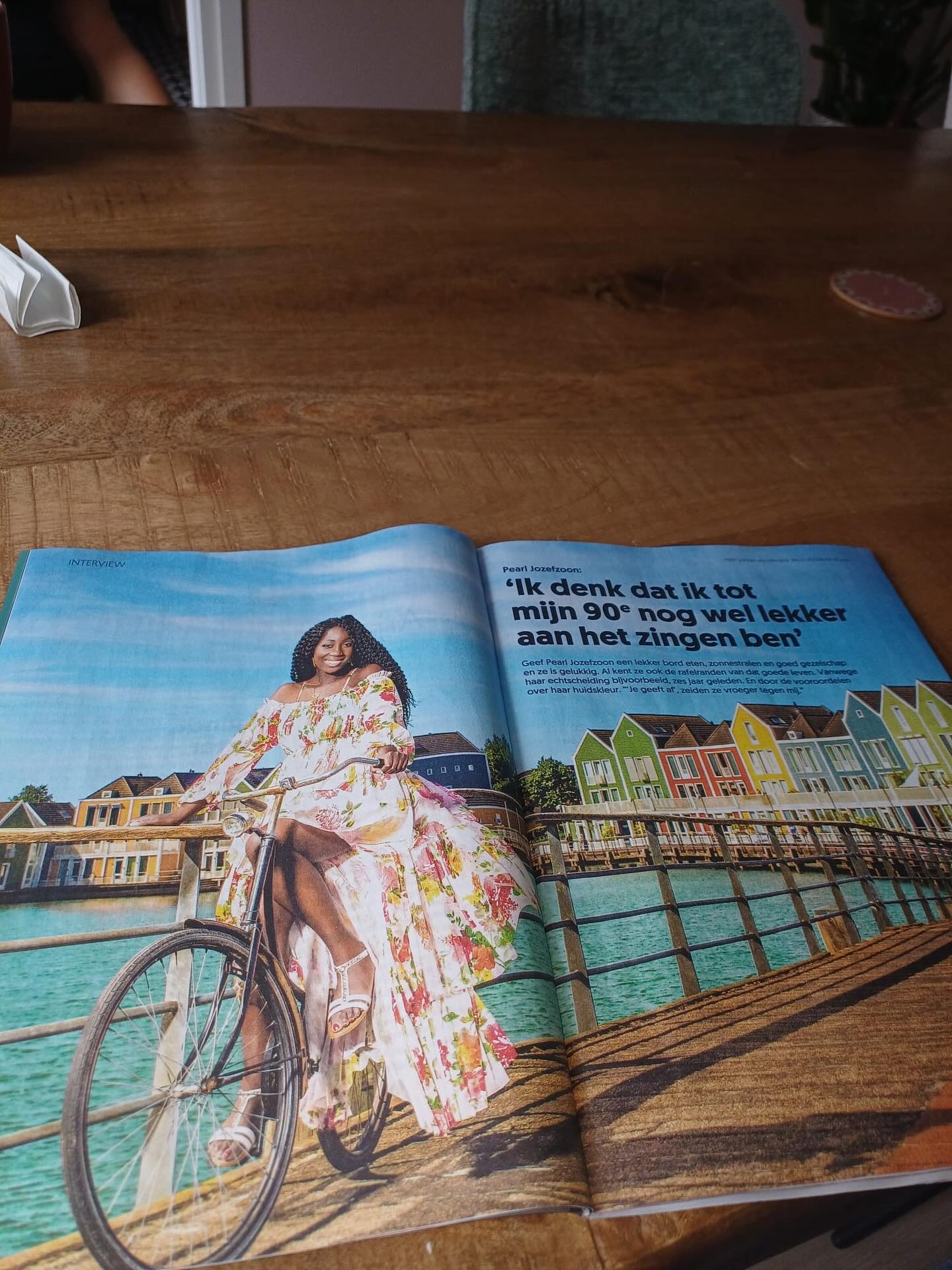 Voor het interview in de @eovisie over ‘Het goede leven’ kreeg ik de vraag om een plek te kiezen die mij daaraan doet denken.
Mensen die mij goed kennen, weten dat ik een grote liefde heb voor Zuid-Amerika en het Caribisch gebied 🌴☀️
Deze kleurrijke plek in Houten voelt voor mij als een mini-Caribbean — zeker op dagen als deze.
Een vleugje vakantie, wat zon op je huid, vrolijke kleuren om je heen… dáár zit voor mij iets van het goede leven in. 🏝️💛