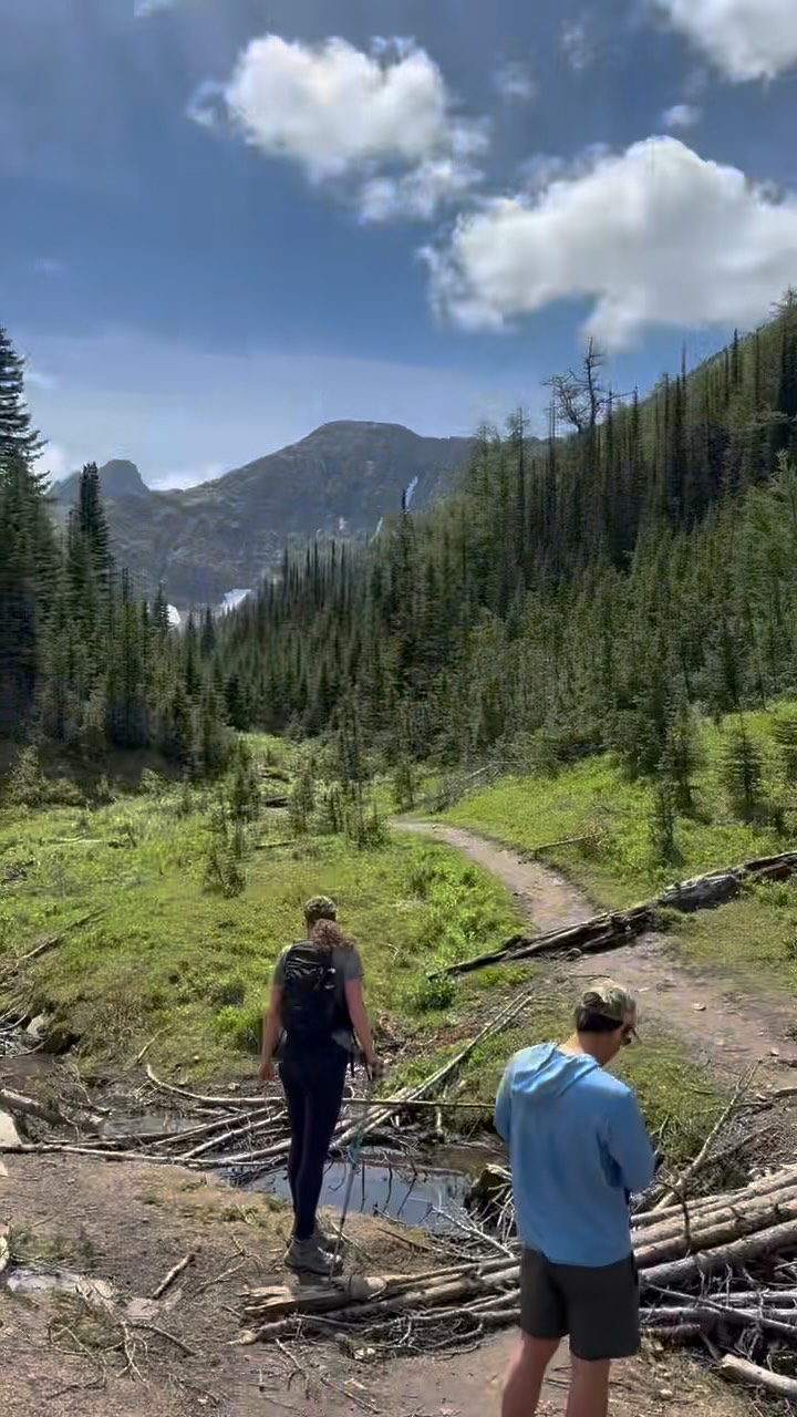 Weekend mode: ON! 🏕️ How are you spending yours?
Follow Hannah as she soaks up the mountain magic with a hike up Tent Ridge and a night under the stars!
🎥: @hannahmillysandman
#MakeSpecialHappen #JoinOurTeam #SummerJob