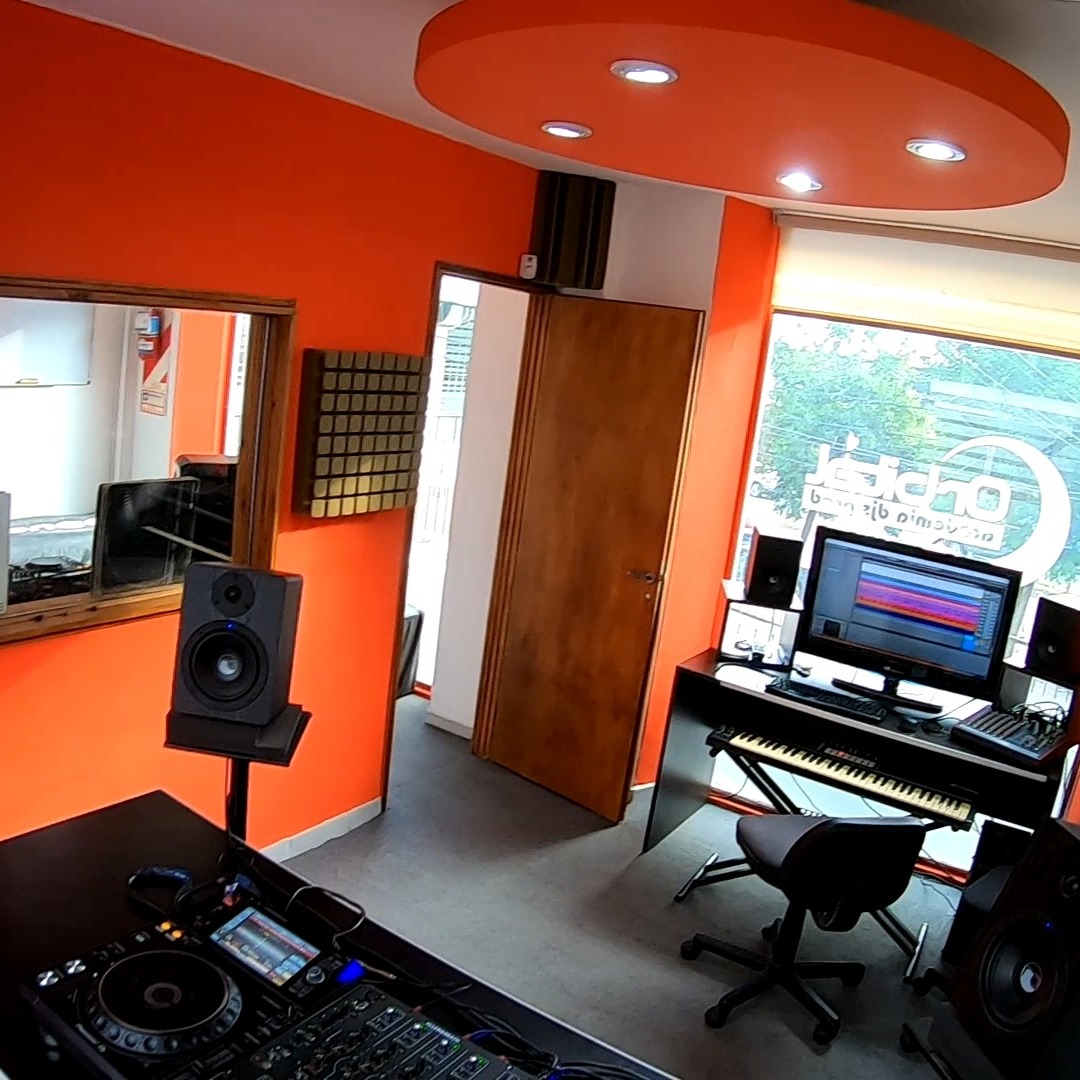## ¡Conviértete en el Próximo DJ Productor en Orbital Norte!
---
¡Este es tu año para brillar en la escena musical! En **Orbital Norte**, con 18 años de experiencia capacitando a nuevos artistas, te ofrecemos la oportunidad de transformar tu pasión en una carrera.
Ubicados estratégicamente en **Av. Rafael Núñez 4620**, hemos diseñado dos espacios cómodos y equipados, ideales para que te sumerjas en el mundo de las clases de **DJ** y **Producción Musical**.
No dejes pasar esta chance única. ¡Sumate a Orbital Norte y convertite en el próximo DJ productor que el mundo está esperando!
---
**¡Vos podés ser el próximo!**
#OrbitalNorte
#DJProduccionMusical
#ClasesDeDJ
#ProduccionMusical
#Cordoba
#DJLife
#MusicaElectronica
#ProductorMusical
#AprendiendoMusica
#EstudioDeGrabacion
#SeElProximo
#TuMomentoEsAhora
#PasionalaMusica
#IniciaTuCarrera
#CapacitacionMusical
#DJsDeArgentina
#MusicaEnCordoba
#FormacionArtistica
#SonidoProfesional
#Beatmaking