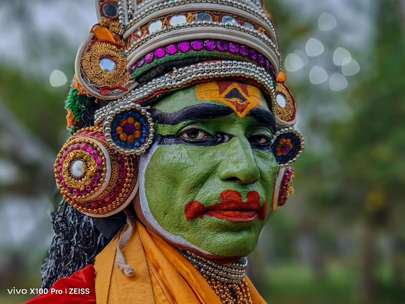Meet Natesan, one among the last few artists performing this age-old art form, Arjuna Nritham.
Shot by @ajaym7 on: #VivoX100pro to get both the finer details of his painted face, his ornaments, costumes and also the environment that he is in.
Arjuna Nritham is a lesser-known performative art form of Kerala. Translating to “Arjuna’s Dance,” it is a tribute to Arjuna, the great warrior and artist from the Mahabharata, performed by men from the Ezhava community in the Alappuzha and Kottayam districts. The dance is also known as Mayilpeeli Thookkam, owing to the generous use of peacock feathers in its execution.
One witnesses magnificent movements paired to sounds of ancient percussion instruments like the Chenda, Maddalam Thalachenda, and Elathalam, and rhythmic lyrics or Kavithakal.
Legend says that the Pandavas’ mother owed Goddess Kali a human sacrifice that Arjuna willingly volunteered to offer. His act pleased the Goddess, who decided to spare his life. Arjuna’s dance is a celebration of this very joy.
This art form, consisting of 108 patterns, elegantly blends rhythmic movements and martial arts, while keeping an integral part of Kerala’s past alive, and through his lens, Ajay endeavours to preserve its magic.
And through his craft, Ajay amplifies and immortalises storytelling at its purest.
#TheImpactSociety #Culture #Heritage #India #StoryofIndia #Photography #FestivalsofIndia #Keral #VisualStorytelling #storyteller #photographer