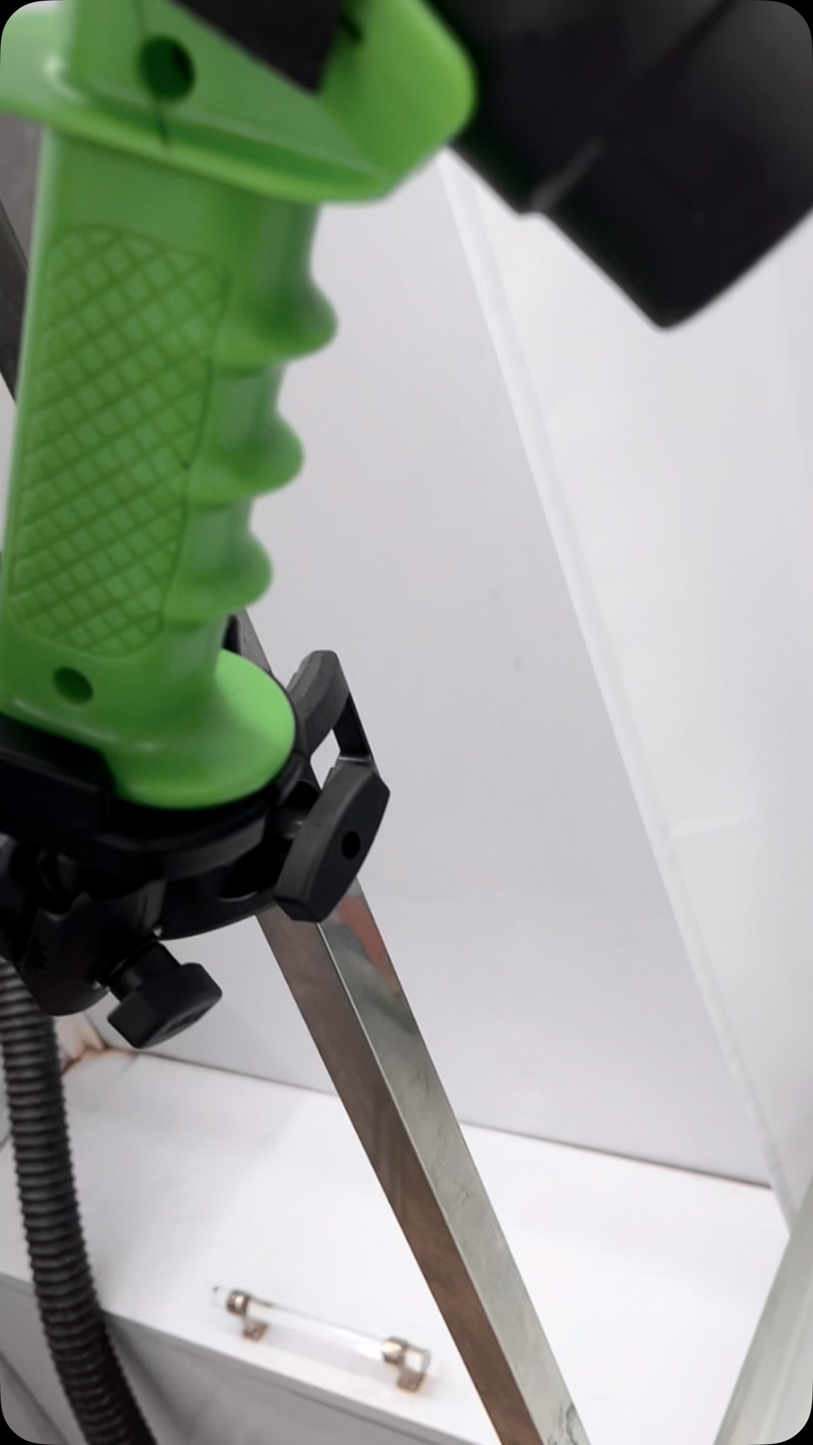 I absolutely love this! The new ClipIt to go with my HandleIt! Makes for an easy transition into hands free drying!! @thehandleitcompany #dawnofdeshed #mobilegrooming #handleitcompany #clipit #grooming #pets #newproduct