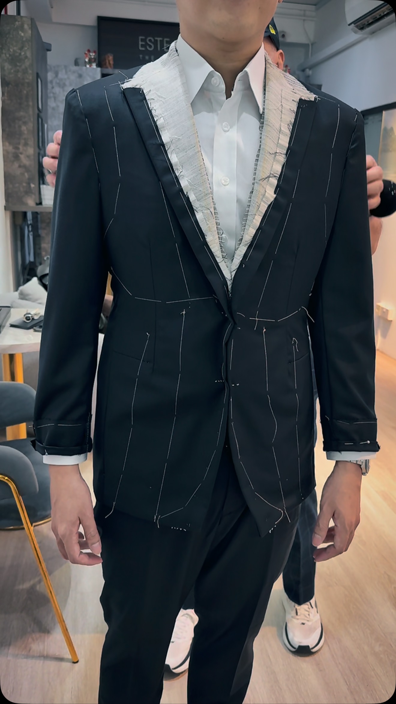 ✨ Every full canvas jacket at Este Bartin is crafted by our in-house master tailor, with over 50 years of experience.
Fused or Full Canvas — both have their place 👔
But here’s why we love full canvas:
• It molds to your body over time
• It breathes better for all-day comfort
• It moves naturally — no stiffness
• It stands the test of time
#FullCanvas #TailoredToYou #EsteBartin #CraftWithCare #MenswearEssentials #InHouseTailor