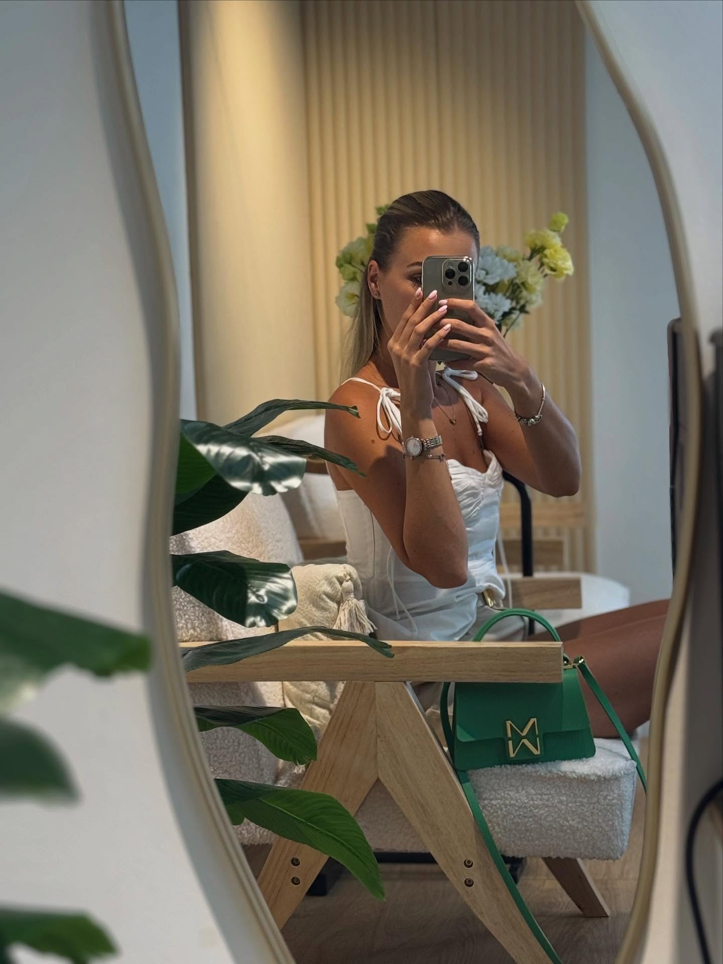 U našem ogledalu se ne vidi samo manikir, već ceo doživljaj.
Osećaj mira, pažnje i nežnog luksuza koji zaslužuješ.🌸