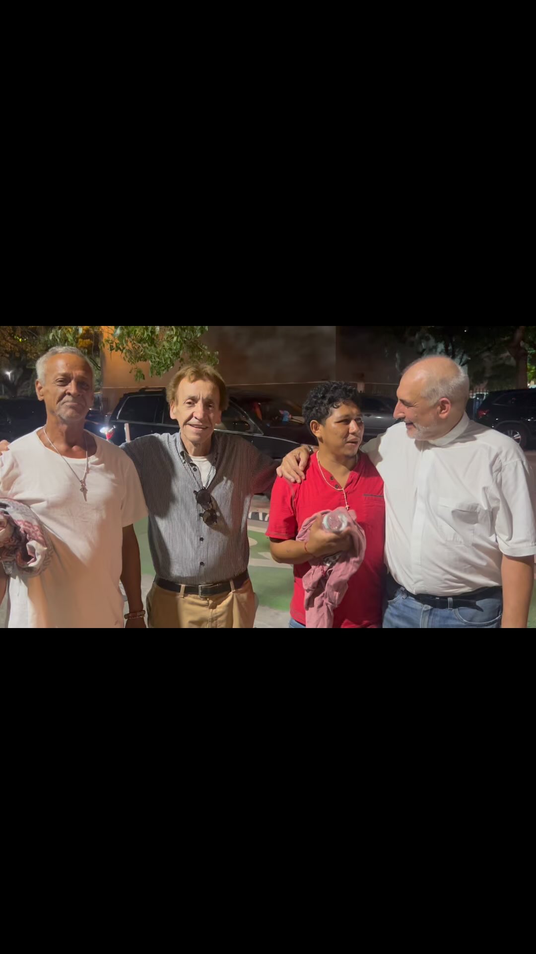 Rubén hace 5 años que dormía en una cama y Nildenson hace mucho que nos conocemos pero no lográbamos que acepte la ayuda. El viernes dijeron si! Quiero salir! Y junto con tres más salieron de las calles! 5 hermanos bajo techo. No está mal para un viernes a la noche. Nos quedan 500! Y lo vamos a lograr. Hay equipo! Vamos que se puede! #homeless #endinghomelessness #hermanosdelacalle #housingfirst #invisiblepeople #miami #recovery