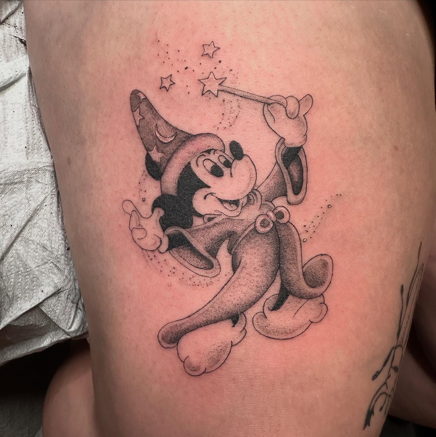 Mickey the Sorcerer for Ashley 🪄 🔮
#mickeymouse #mickeytattoo #fantasiatattoo #qttr #finelinetattoo #blackclaw #sombragrays #torontotattoo #fineline #bng #neotatmachine #tattoosofinstagram